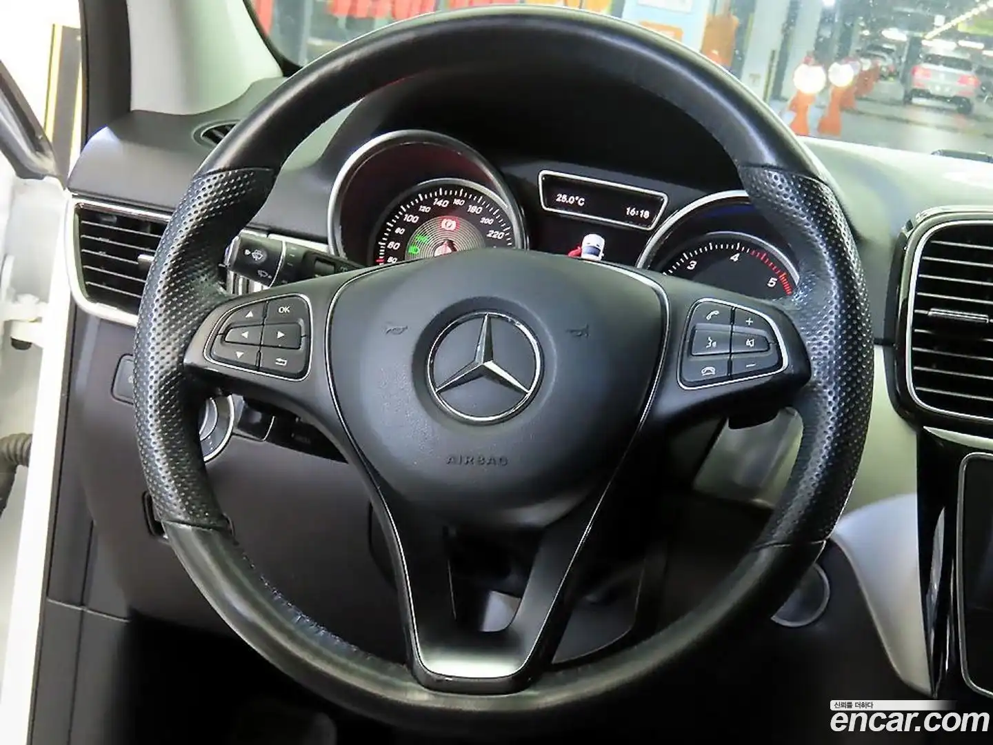 GLE-Class Mercedes-Benz 2018.10-INNER-008