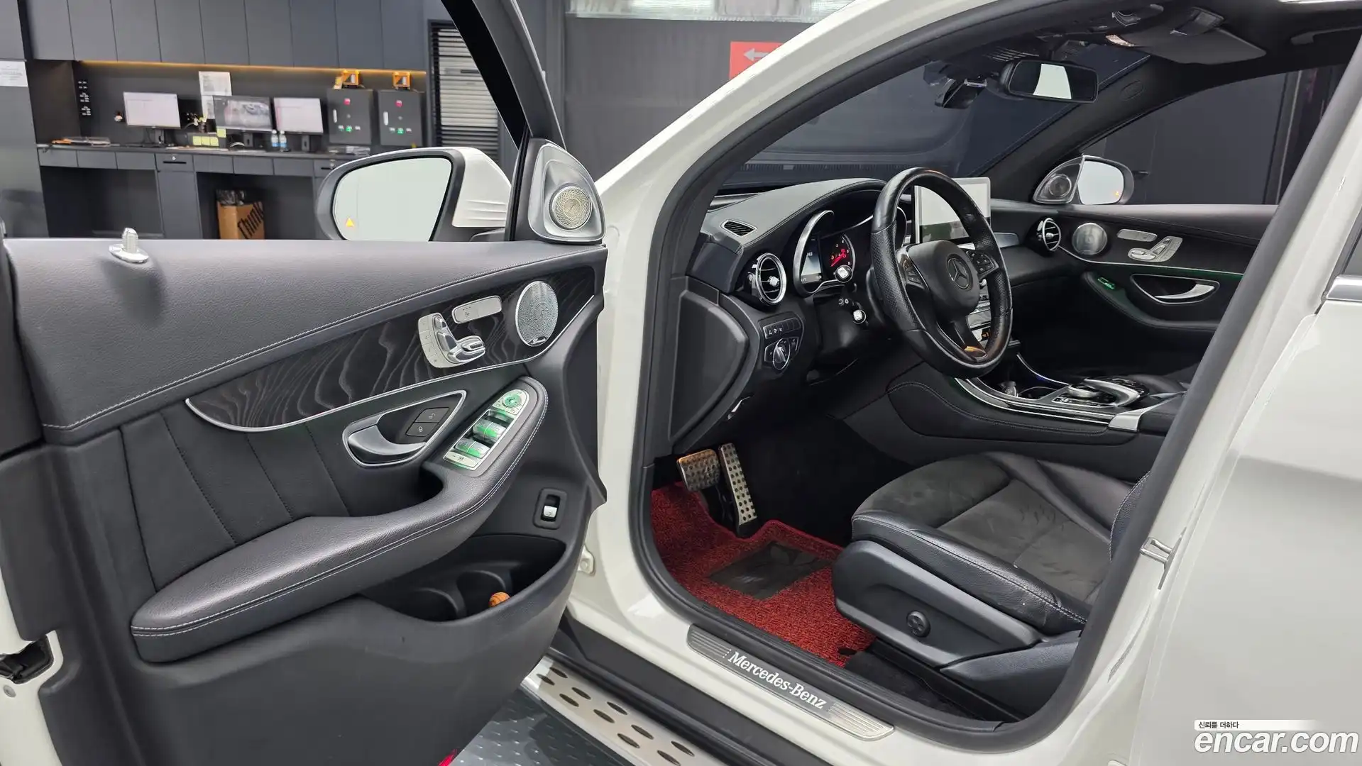 GLC-Class Mercedes-Benz 2017.4-INNER-010