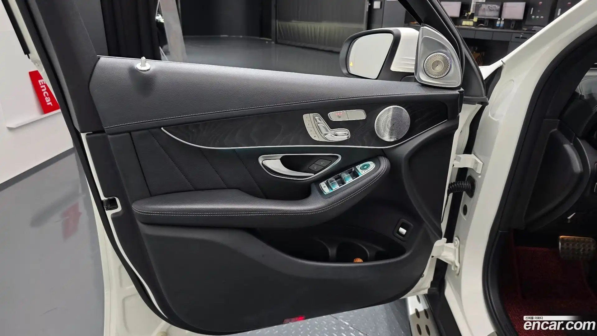 GLC-Class Mercedes-Benz 2017.4-INNER-034