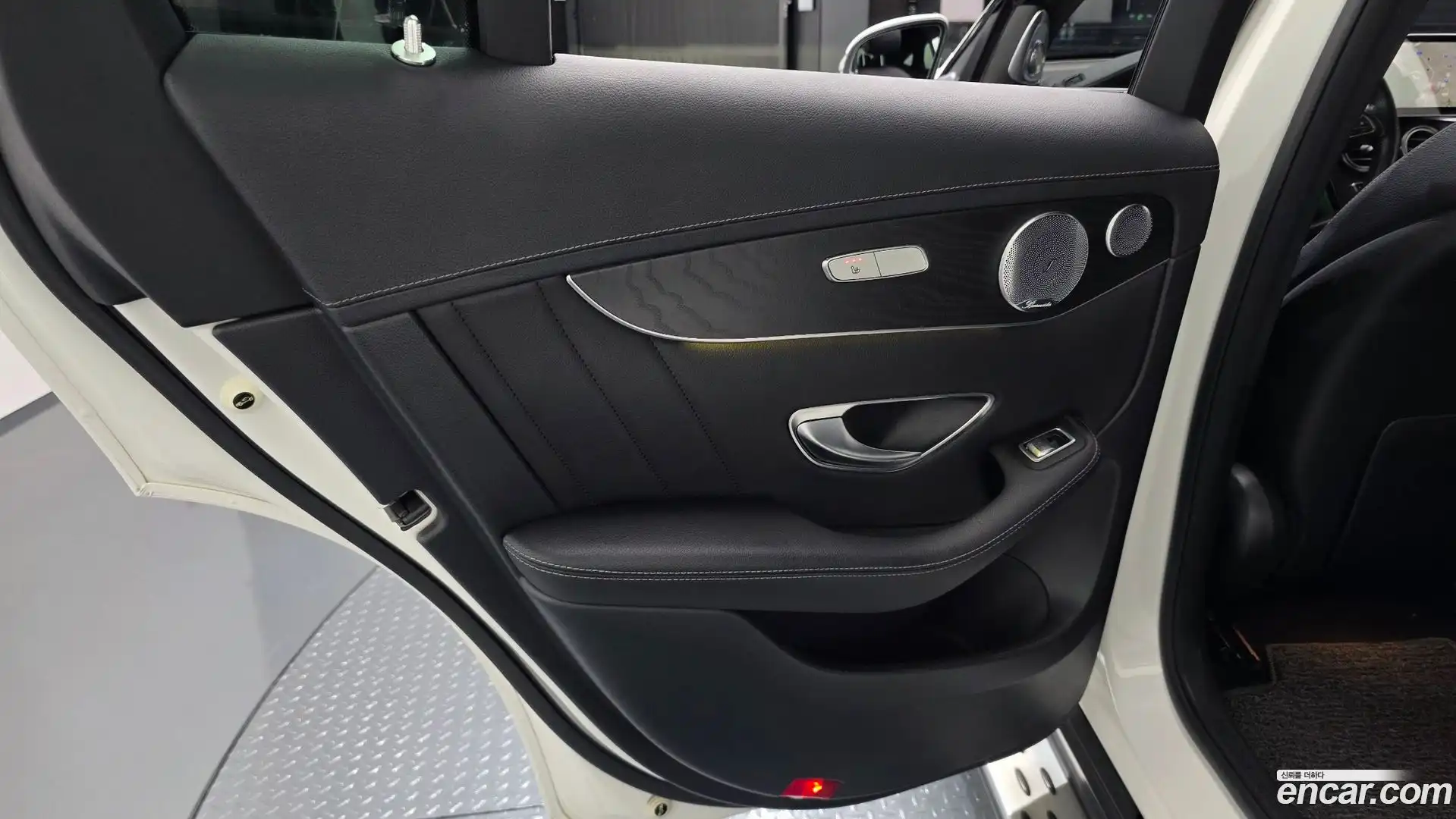 GLC-Class Mercedes-Benz 2017.4-INNER-035