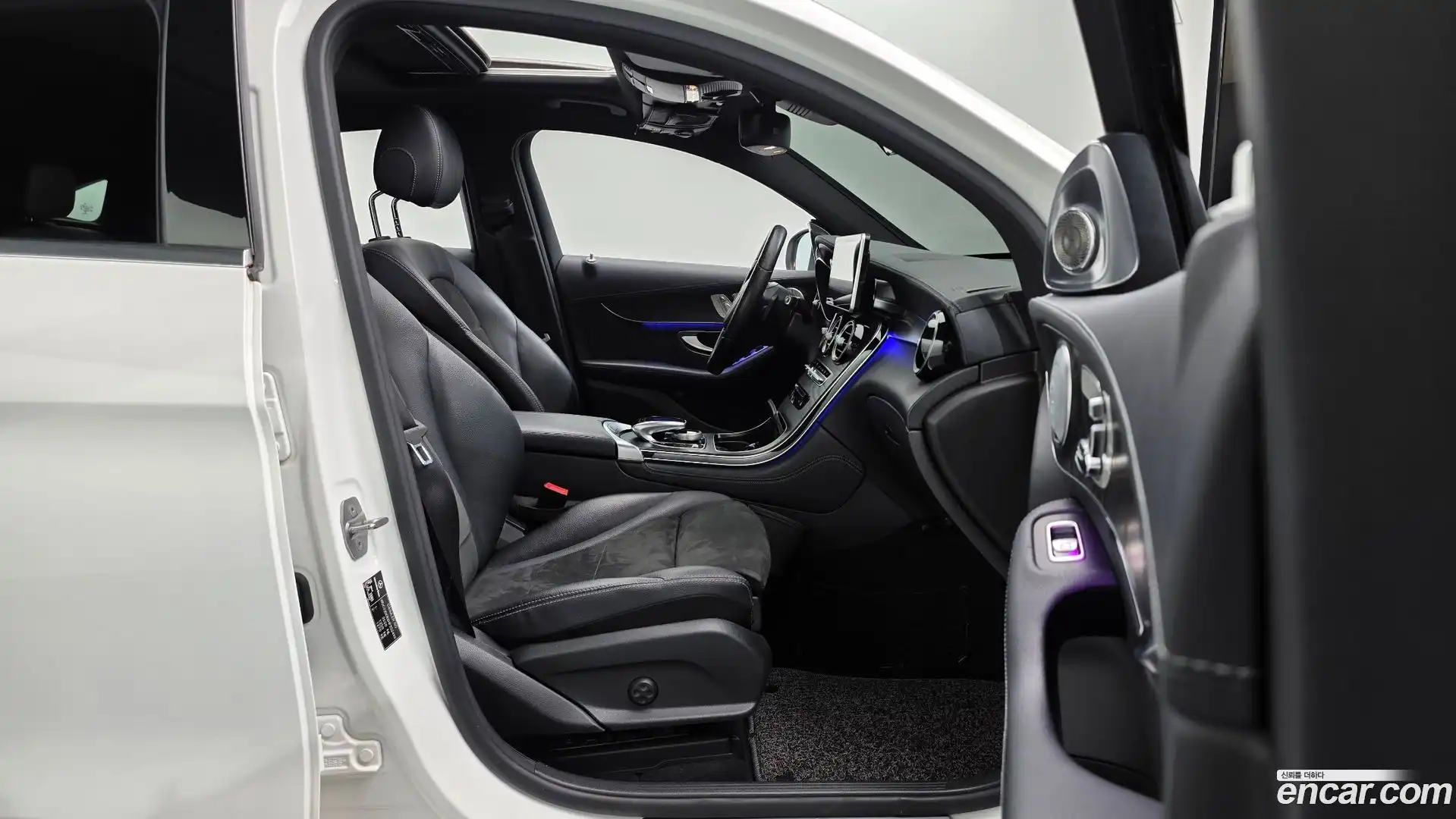GLC-Class Mercedes-Benz 2017.4-INNER-036
