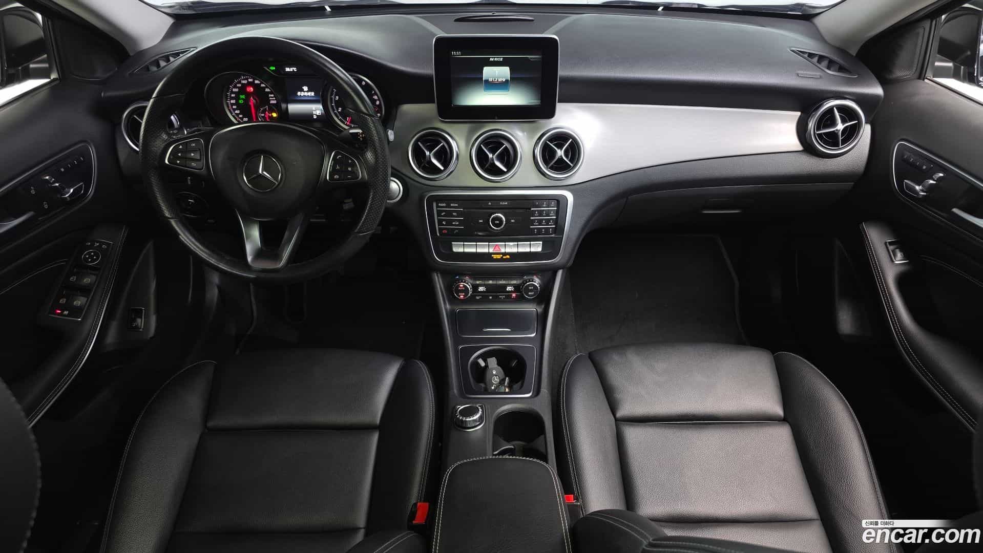 GLA-Class Mercedes-Benz 2018.8-INNER-007