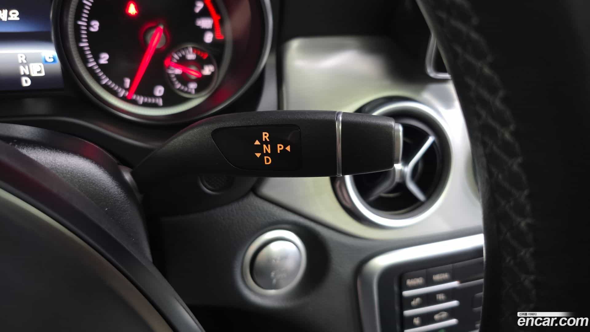 GLA-Class Mercedes-Benz 2018.8-INNER-009