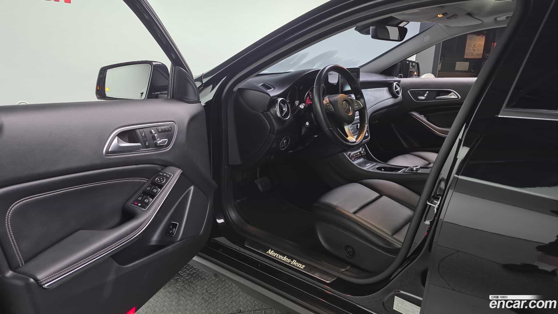 GLA-Class Mercedes-Benz 2018.8-INNER-010