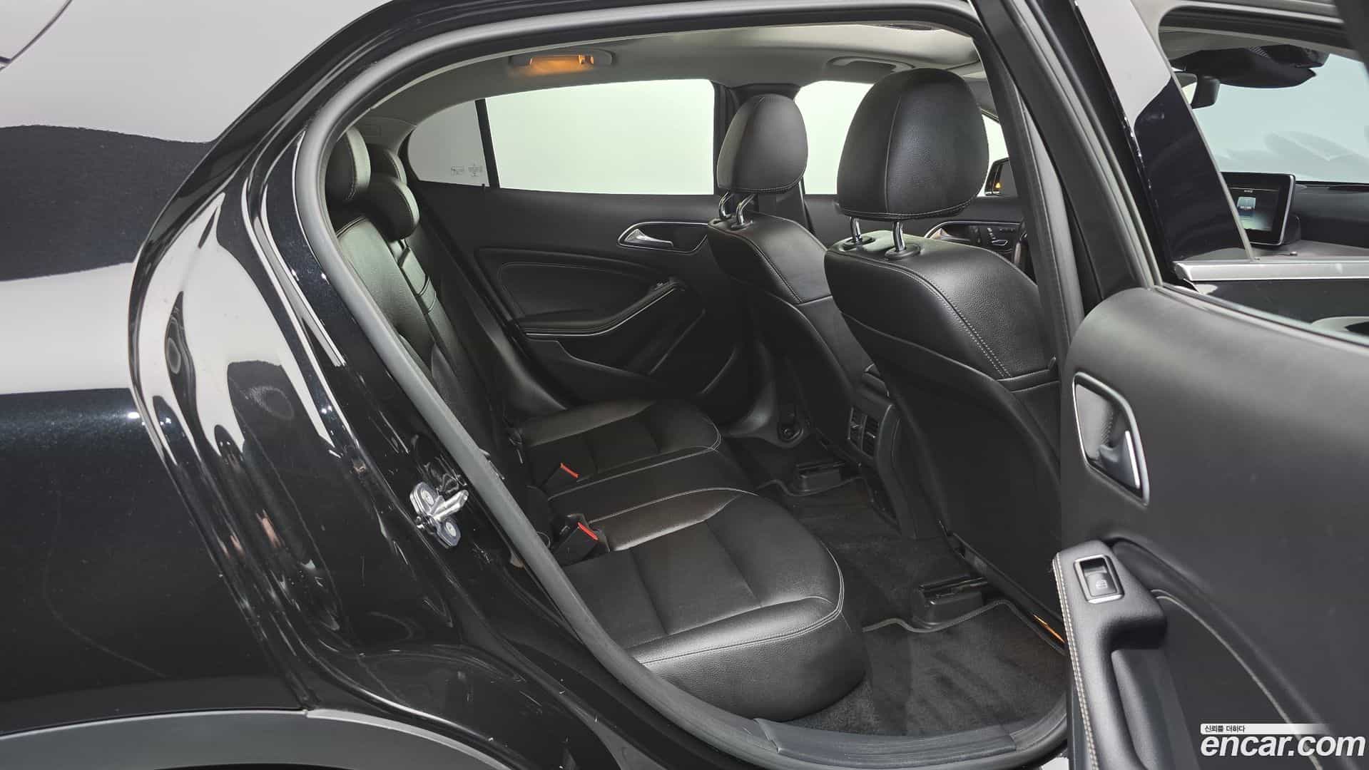 GLA-Class Mercedes-Benz 2018.8-OPTION-015