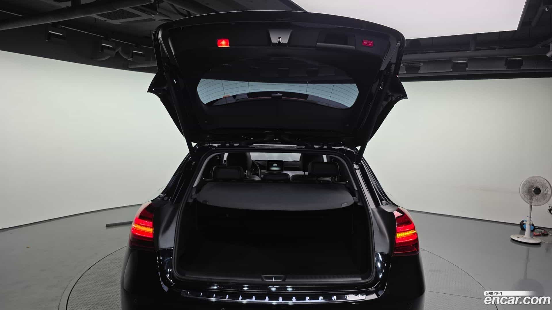 GLA-Class Mercedes-Benz 2018.8-OPTION-024