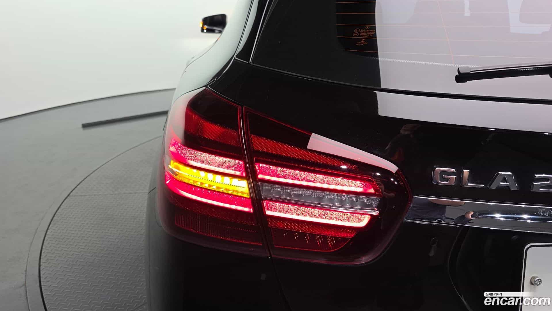 GLA-Class Mercedes-Benz 2018.8-OUTER-033