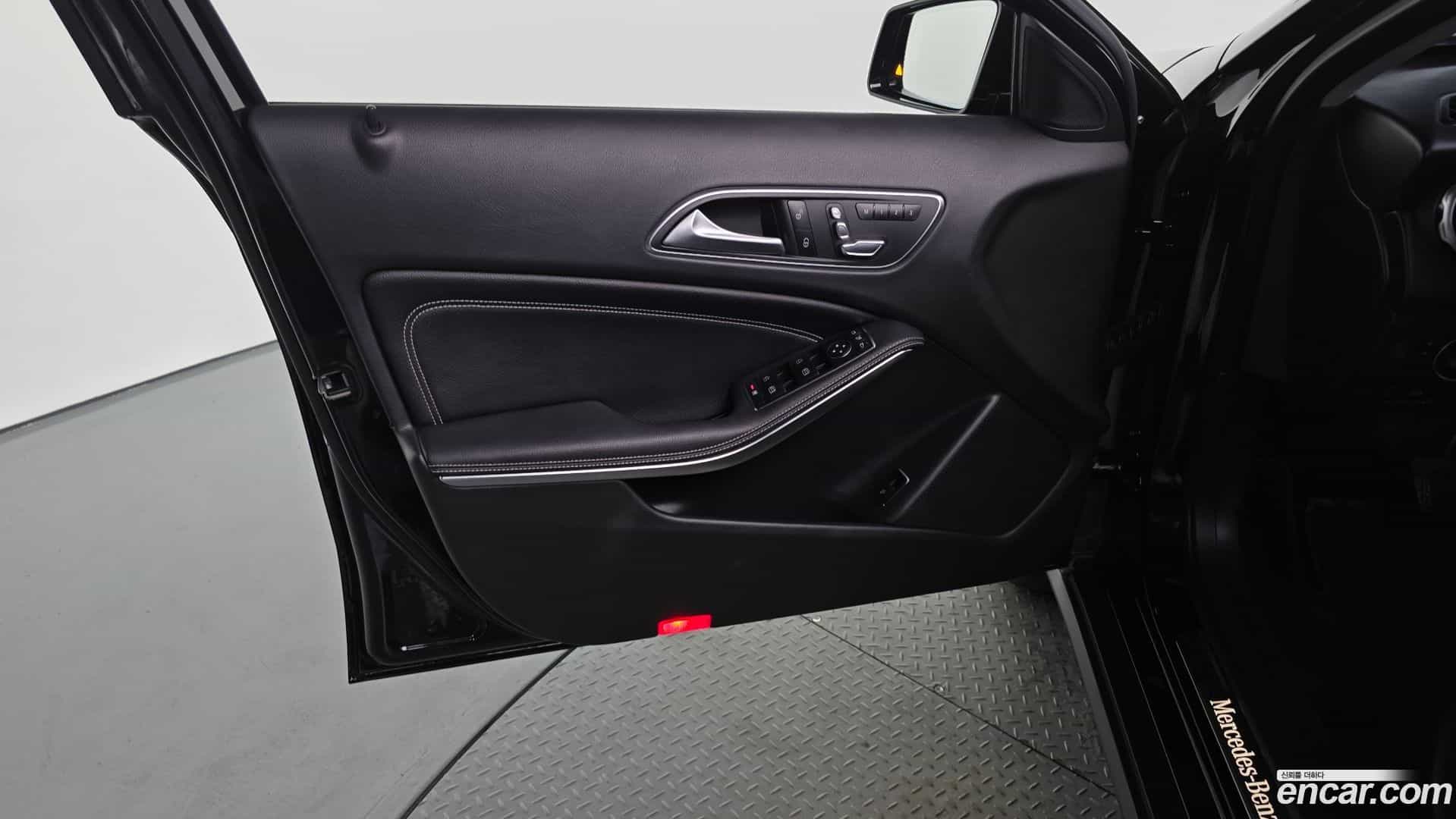 GLA-Class Mercedes-Benz 2018.8-INNER-034