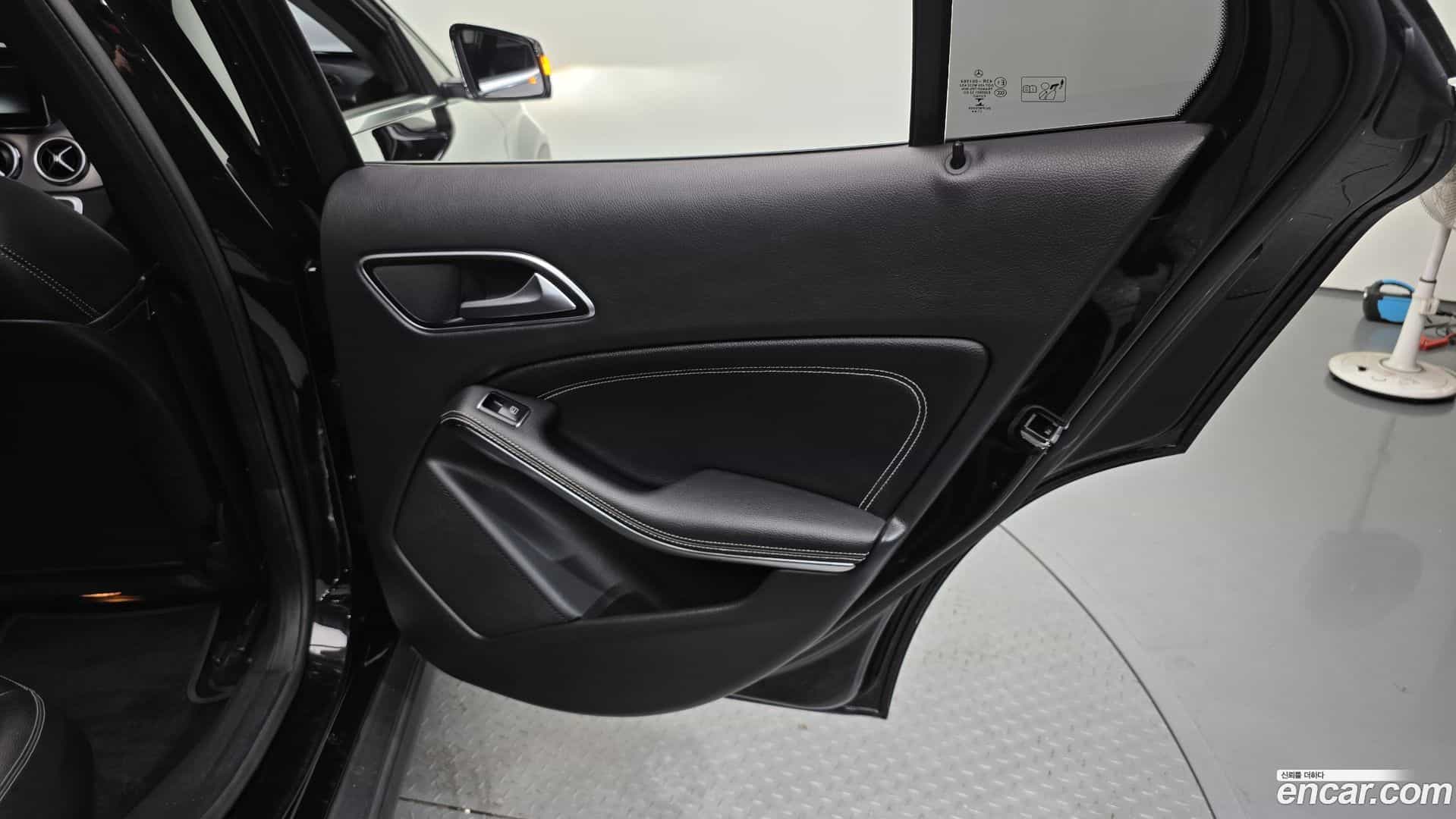 GLA-Class Mercedes-Benz 2018.8-INNER-035