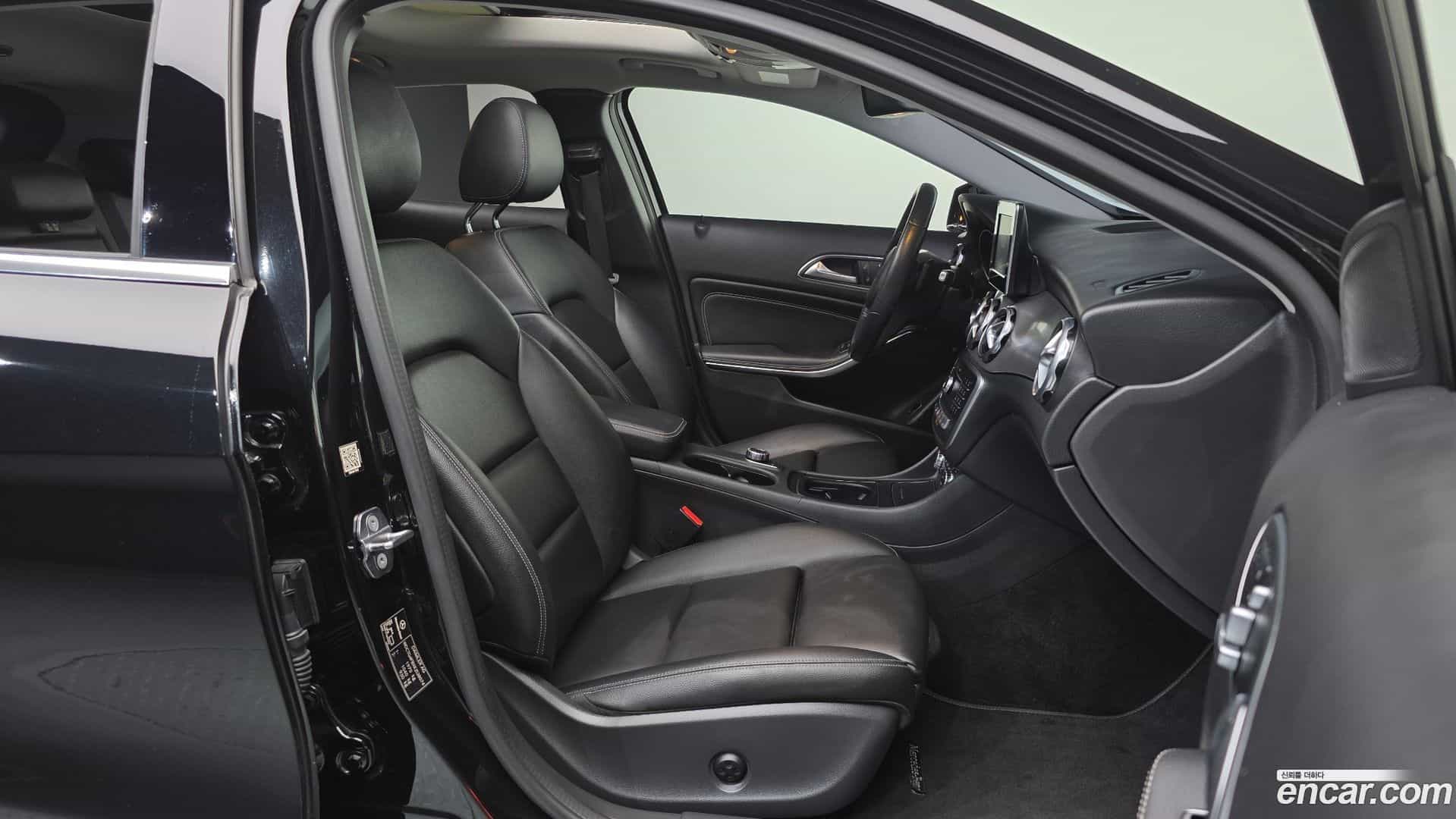 GLA-Class Mercedes-Benz 2018.8-INNER-036