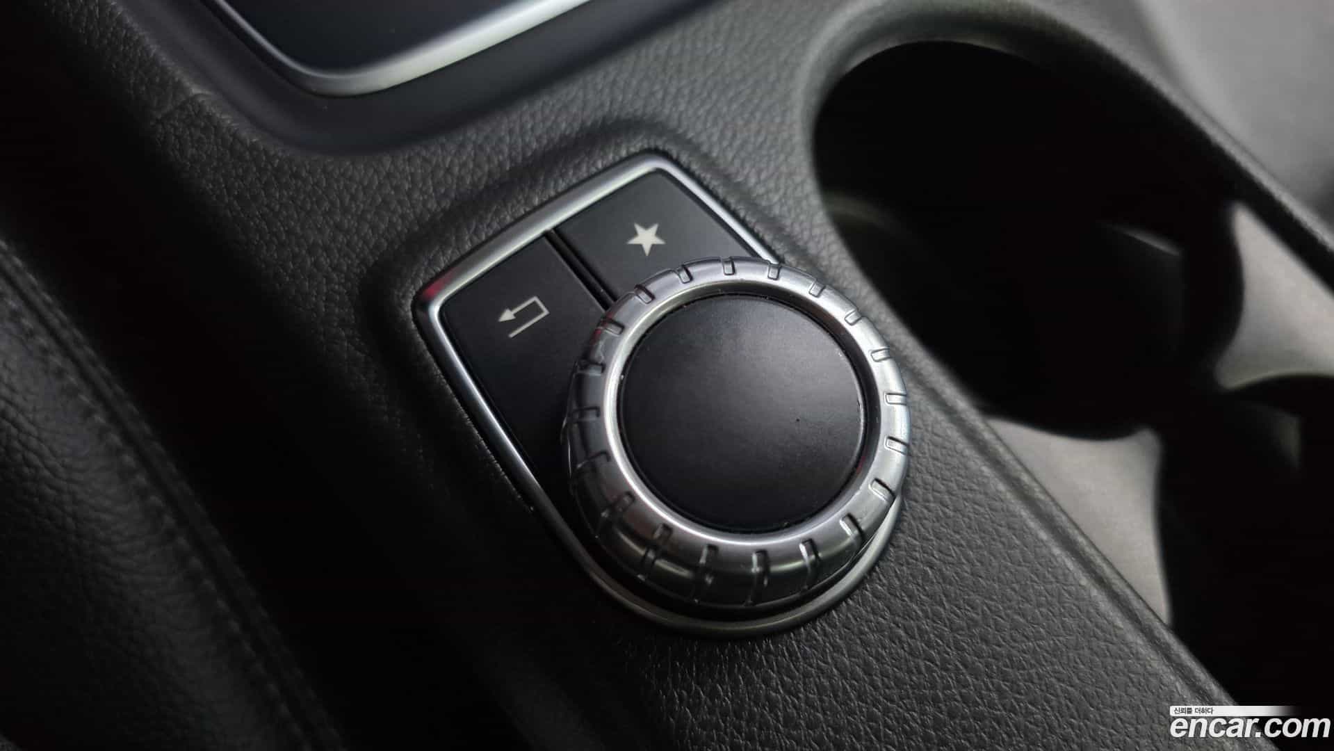 GLA-Class Mercedes-Benz 2018.8-OPTION-040