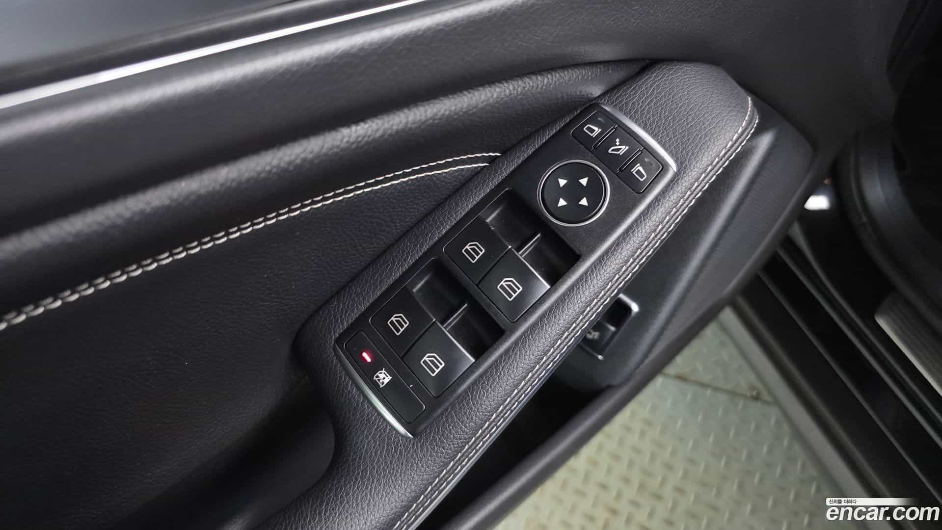 GLA-Class Mercedes-Benz 2018.8-OPTION-042