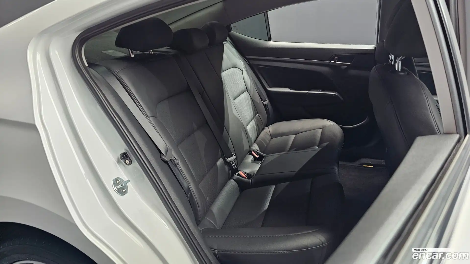 AVANTE Hyundai 2017.6-OPTION-015