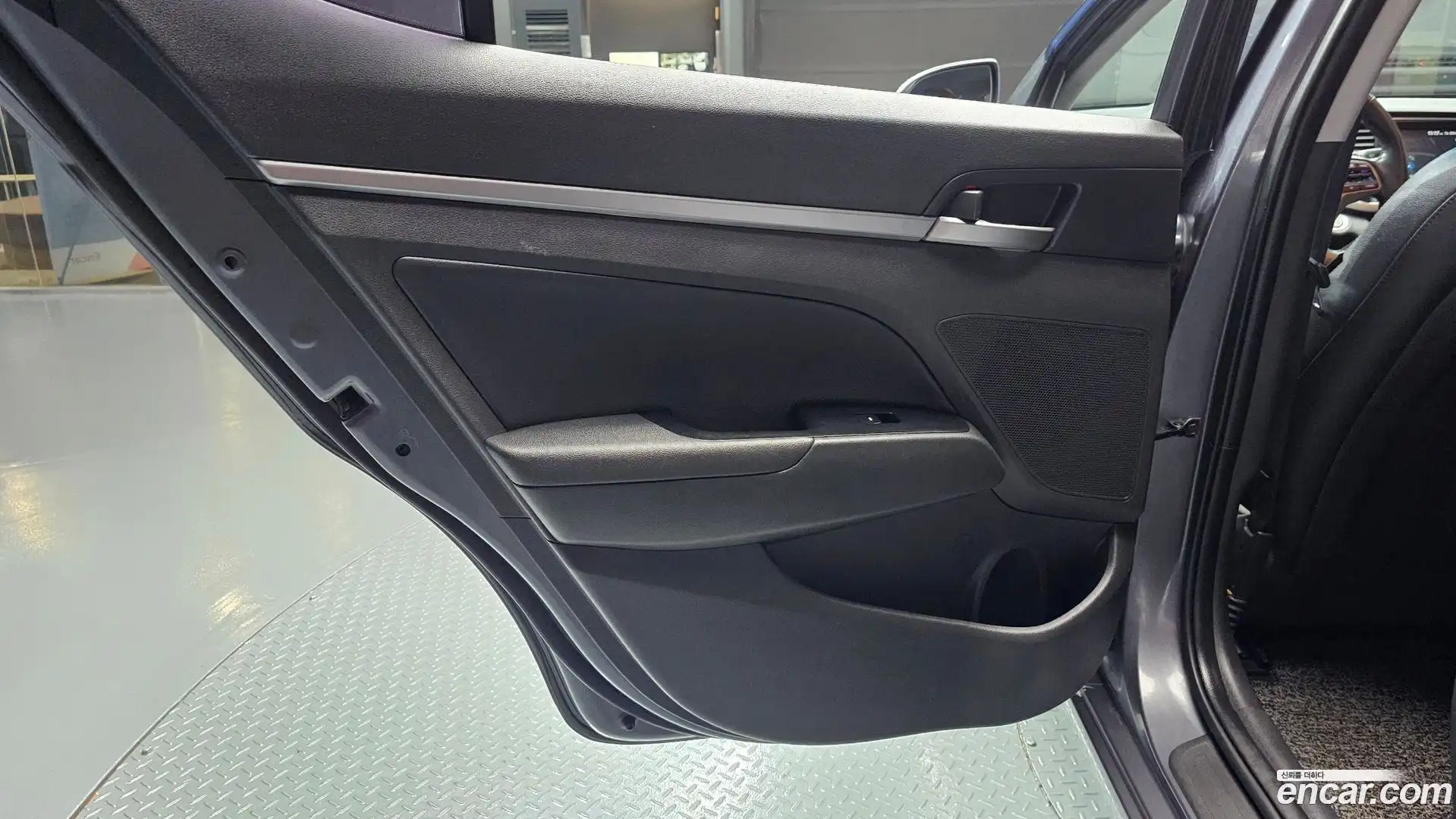 AVANTE Hyundai 2018.1-INNER-035