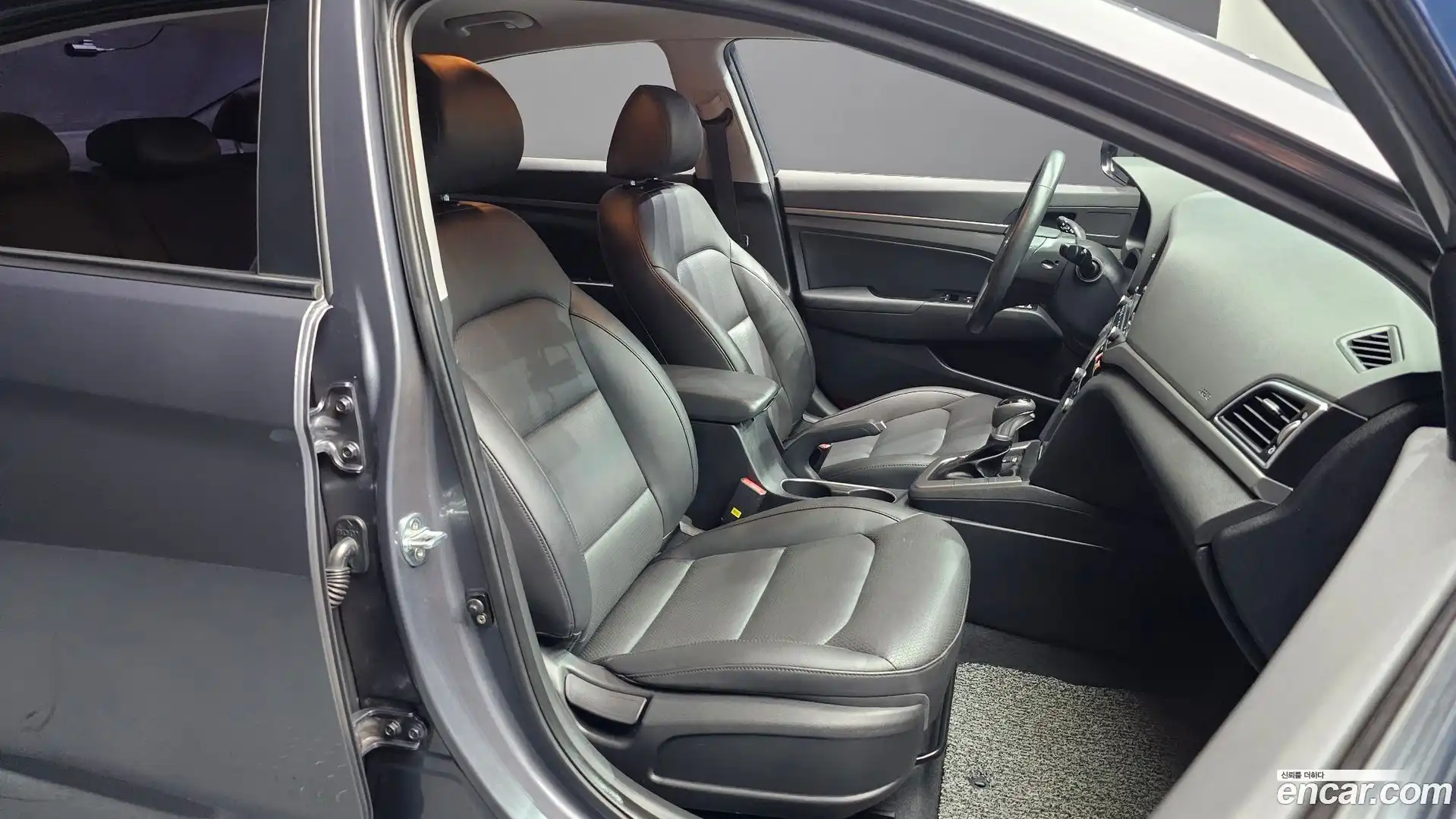 AVANTE Hyundai 2018.1-INNER-036