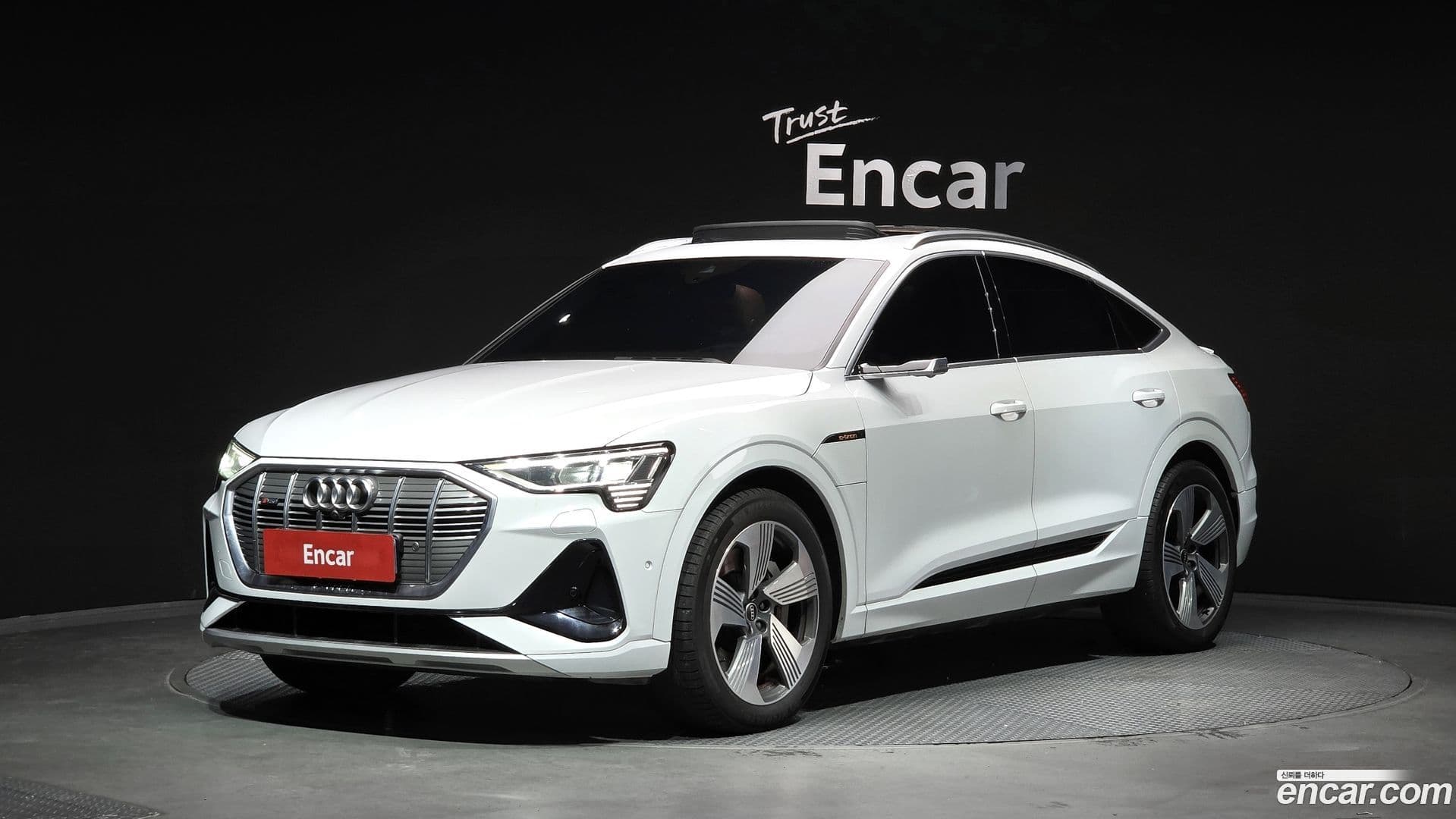 Main__Slider__Photo:e-tron Audi 2021.10-0