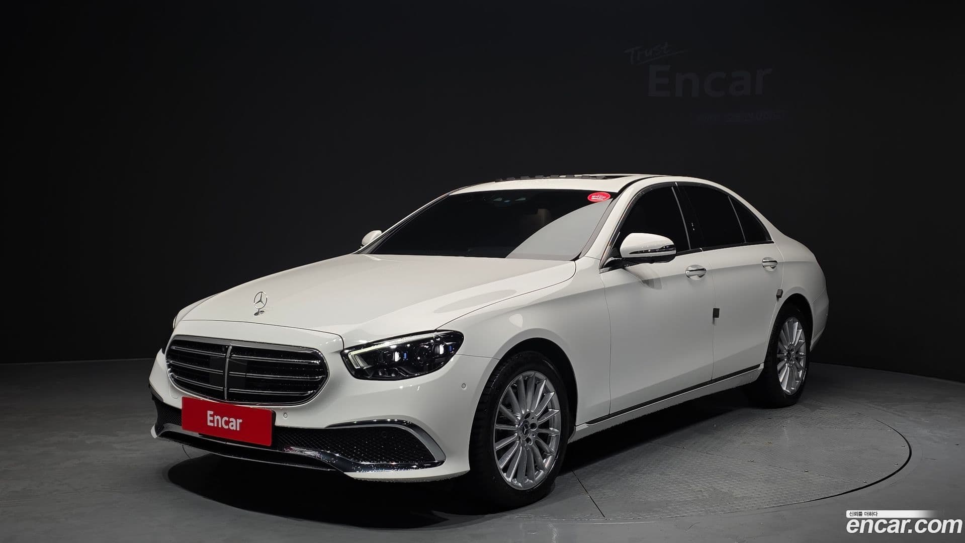 Main__Slider__Photo:E-Class Mercedes-Benz 2022.4-0