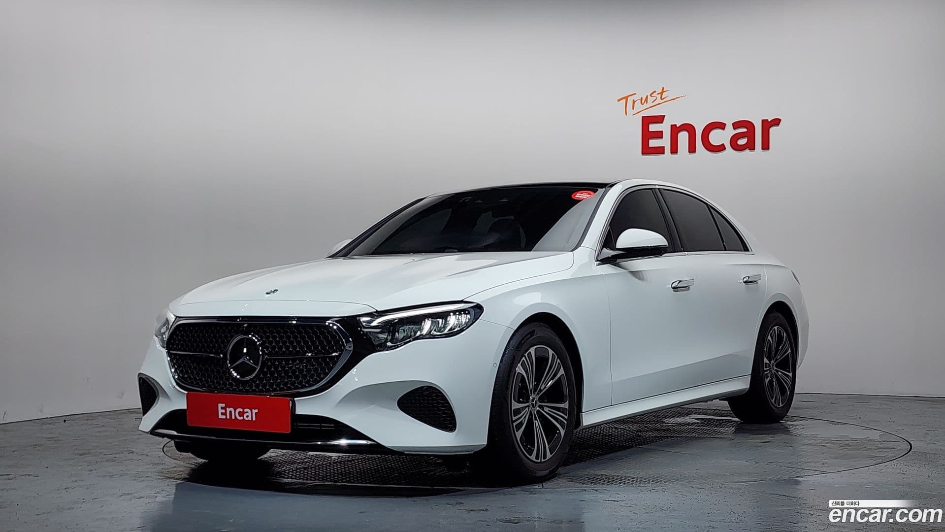 Main__Slider__Photo:E-Class Mercedes-Benz 2024.8-0