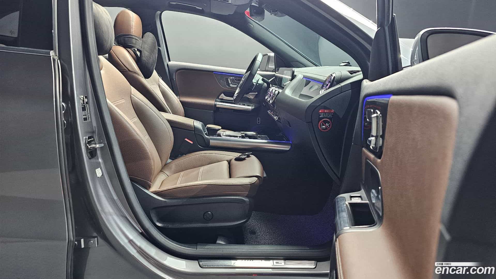 GLA-Class Mercedes-Benz 2022.4-INNER-036