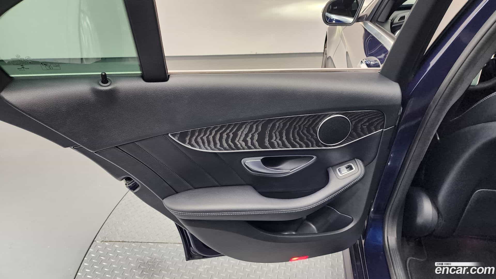 C-Class Mercedes-Benz 2019.4-INNER-035