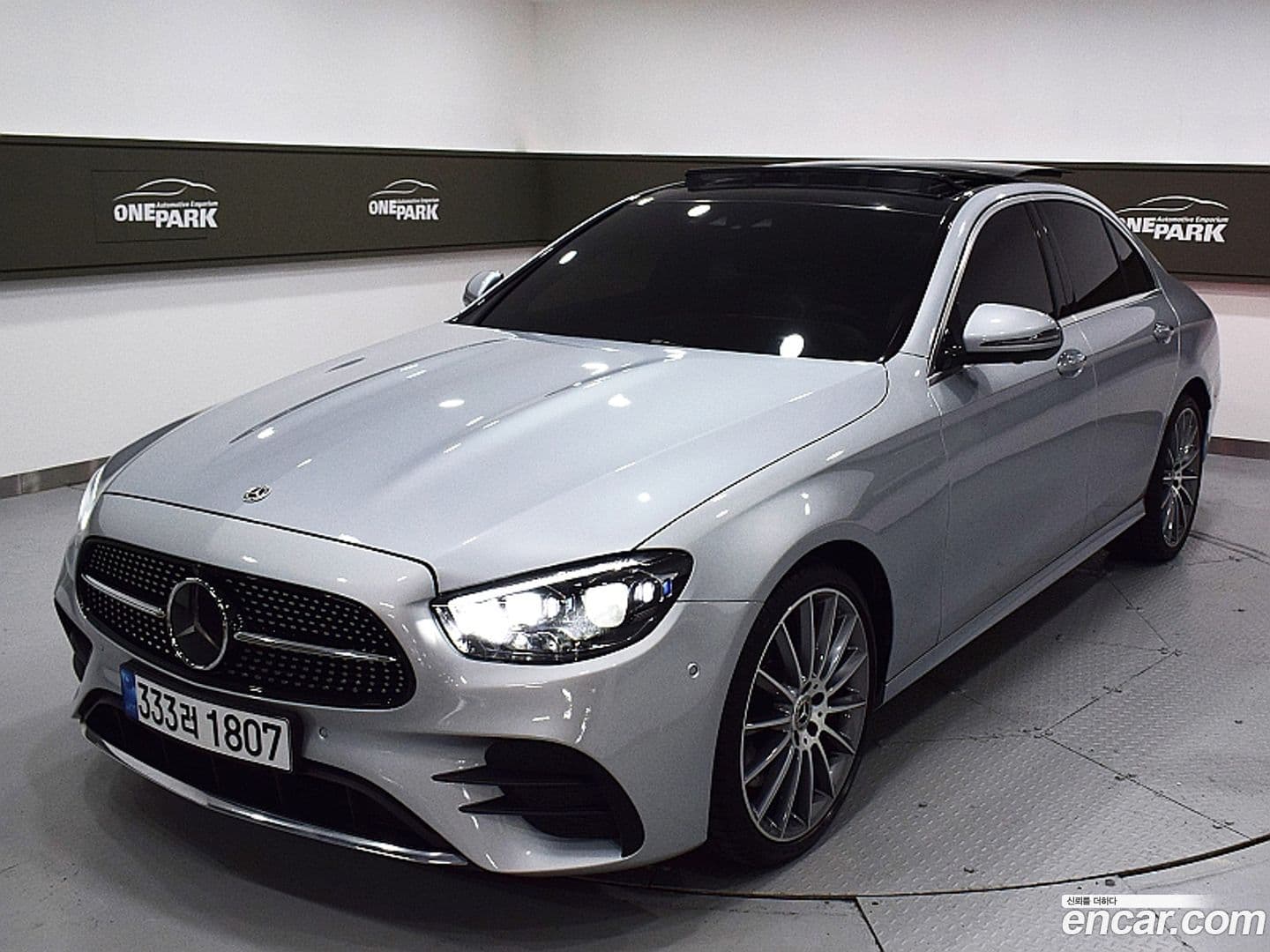 Main__Slider__Photo:E-Class Mercedes-Benz 2022.5-0