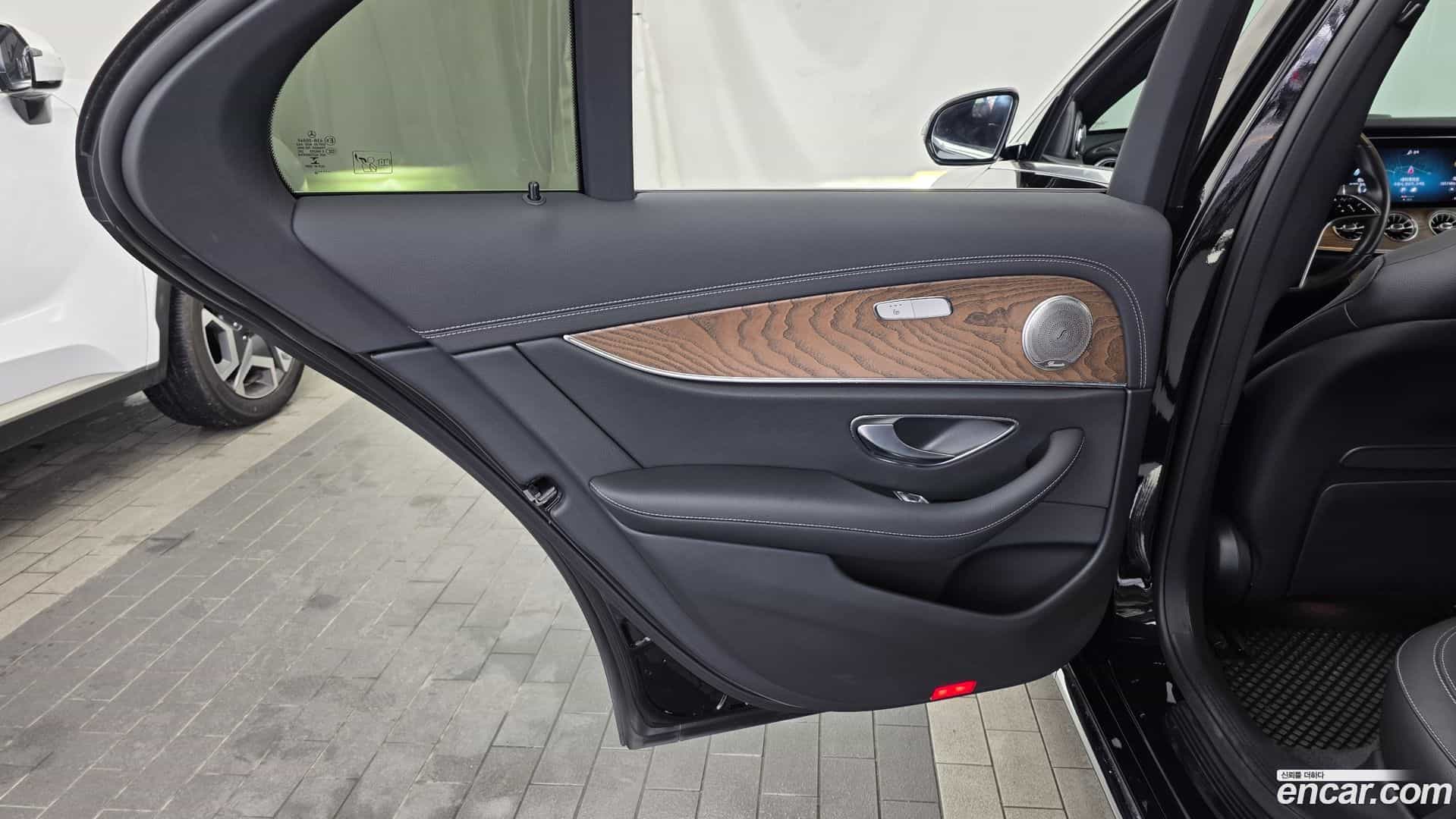 E-Class Mercedes-Benz 2022.3-INNER-035
