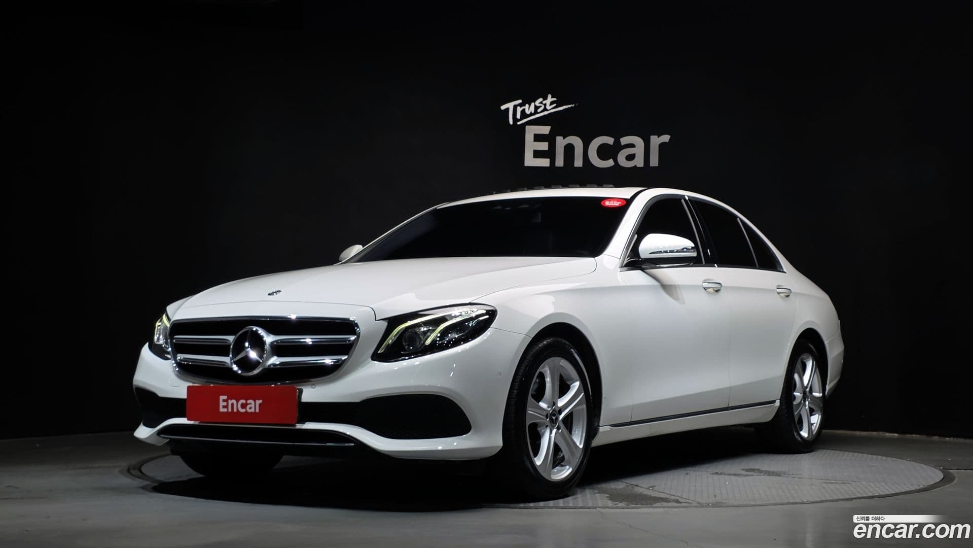 Main__Slider__Photo:E-Class Mercedes-Benz 2018.2-0