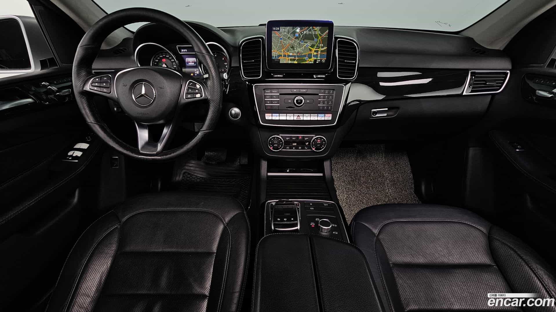 GLE-Class Mercedes-Benz 2016.7-INNER-007