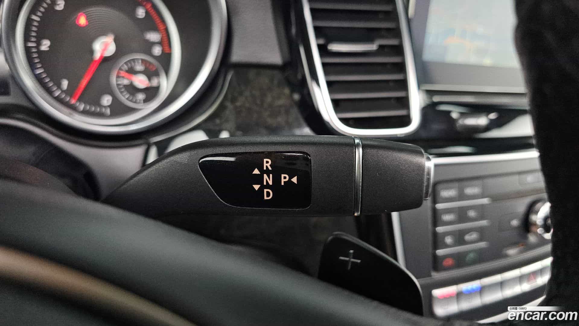 GLE-Class Mercedes-Benz 2016.7-INNER-009