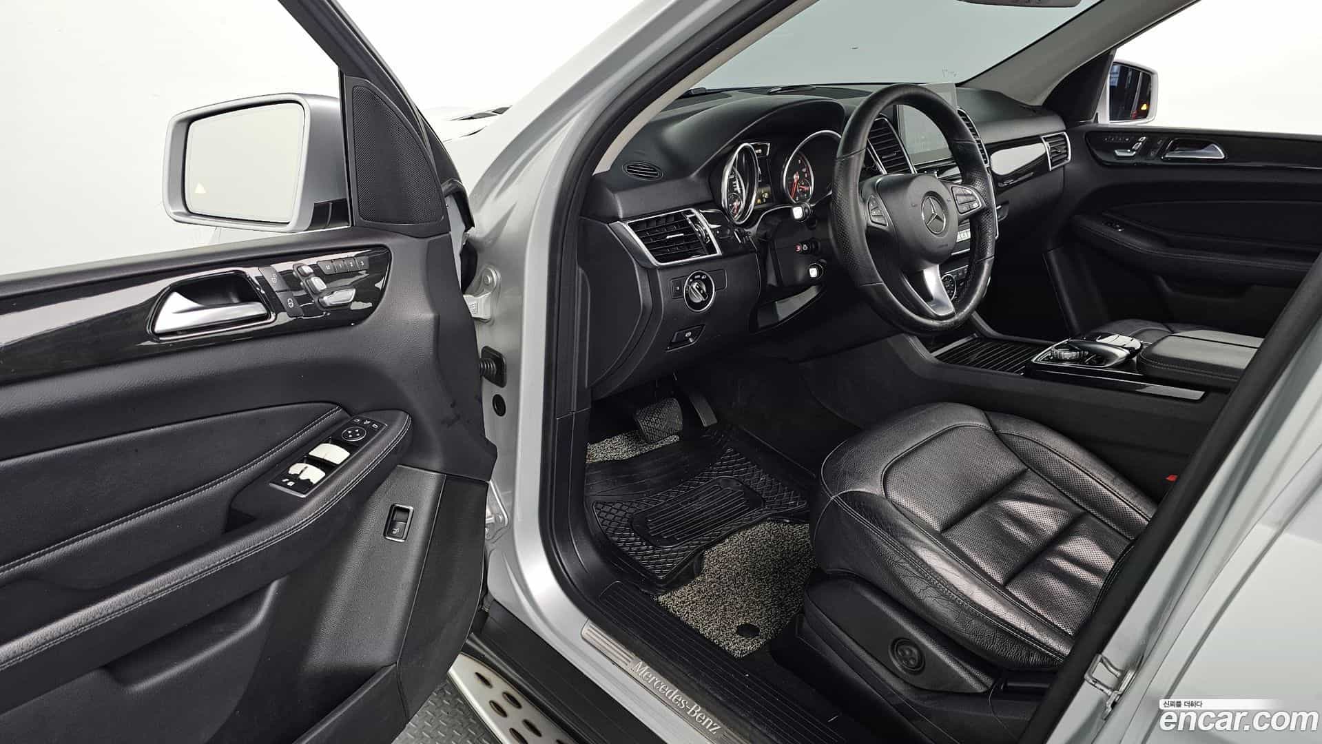 GLE-Class Mercedes-Benz 2016.7-INNER-010