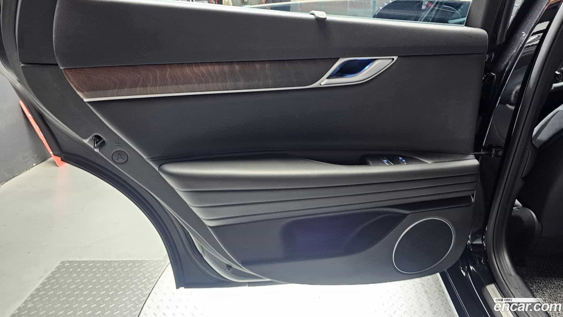 G80 Genesis 2023.3-INNER-035