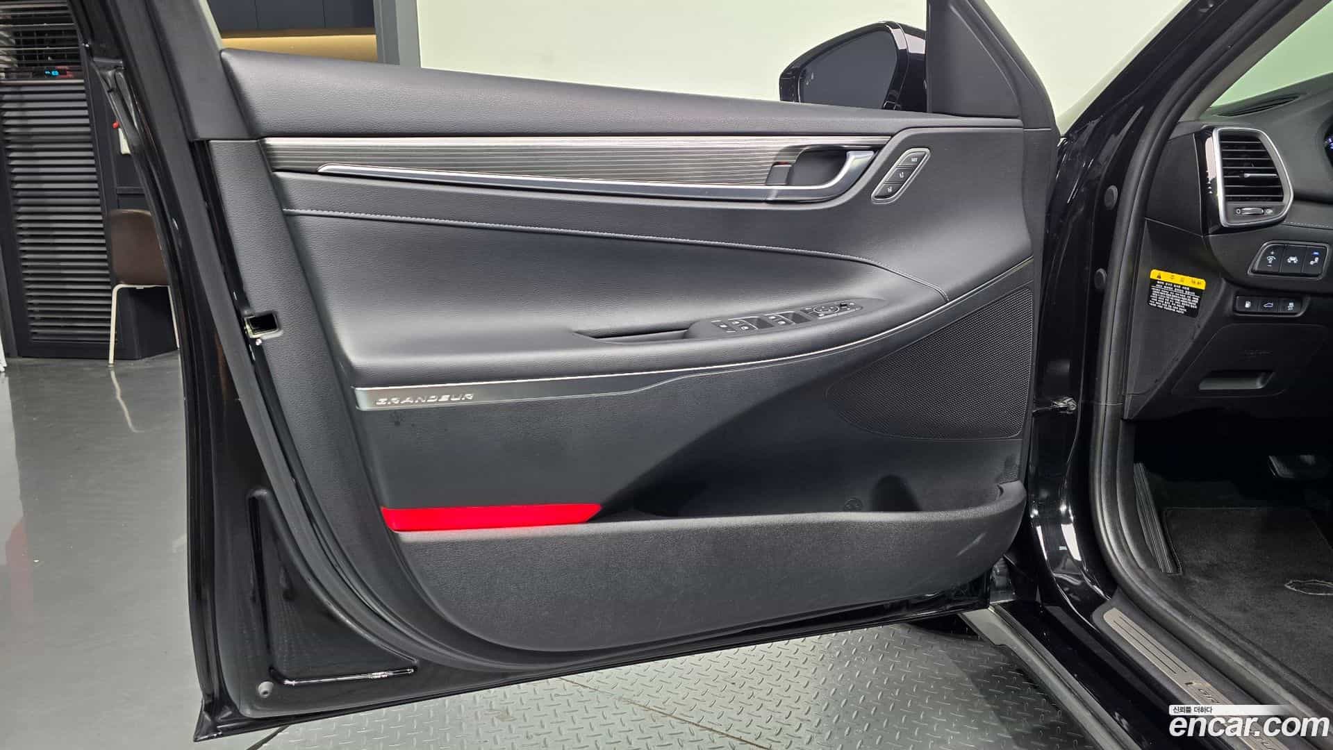 Grandeur Hyundai 2017.1-INNER-034
