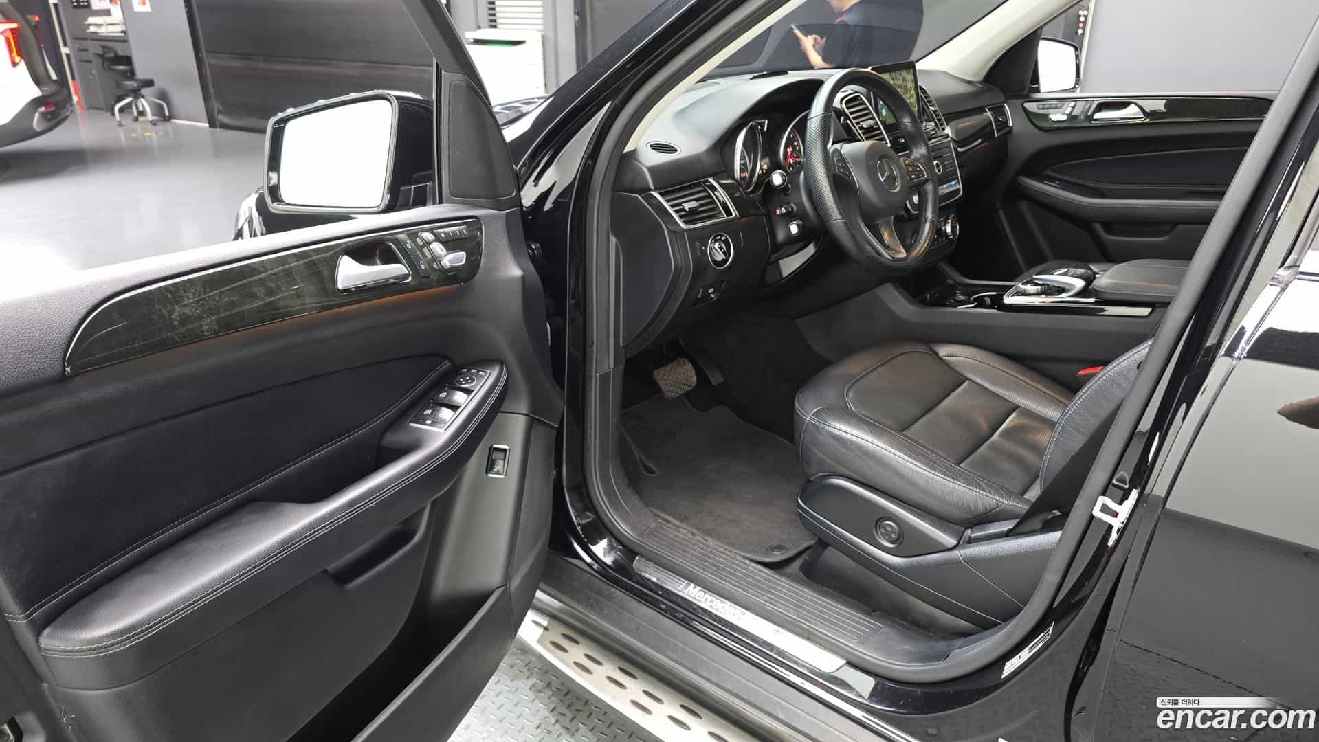 GLE-Class Mercedes-Benz 2016.9-INNER-010