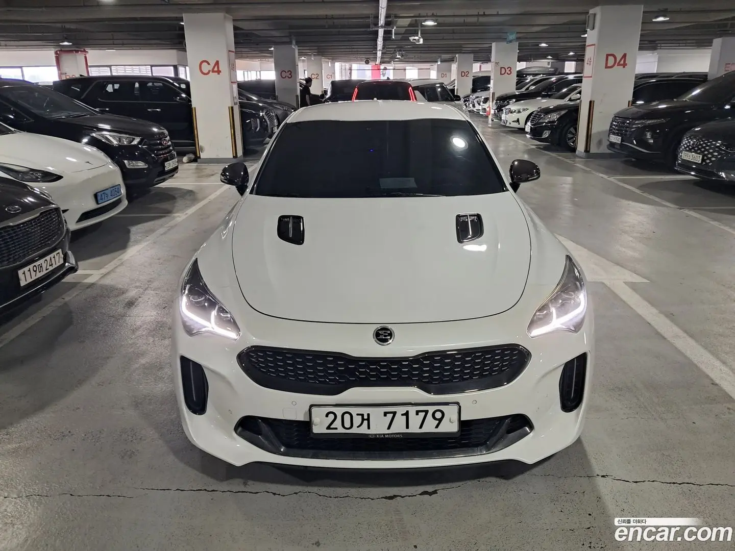 Main__Slider__Photo:Stinger Kia 2018.6-0