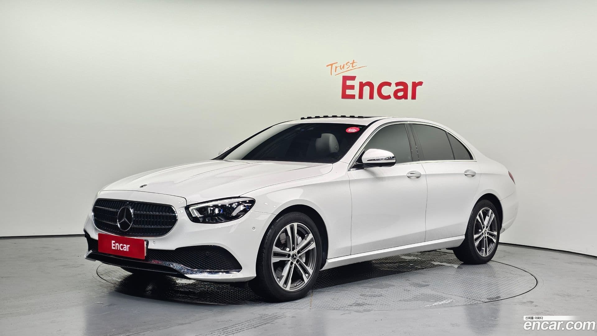 Main__Slider__Photo:E-Class Mercedes-Benz 2022.6-0