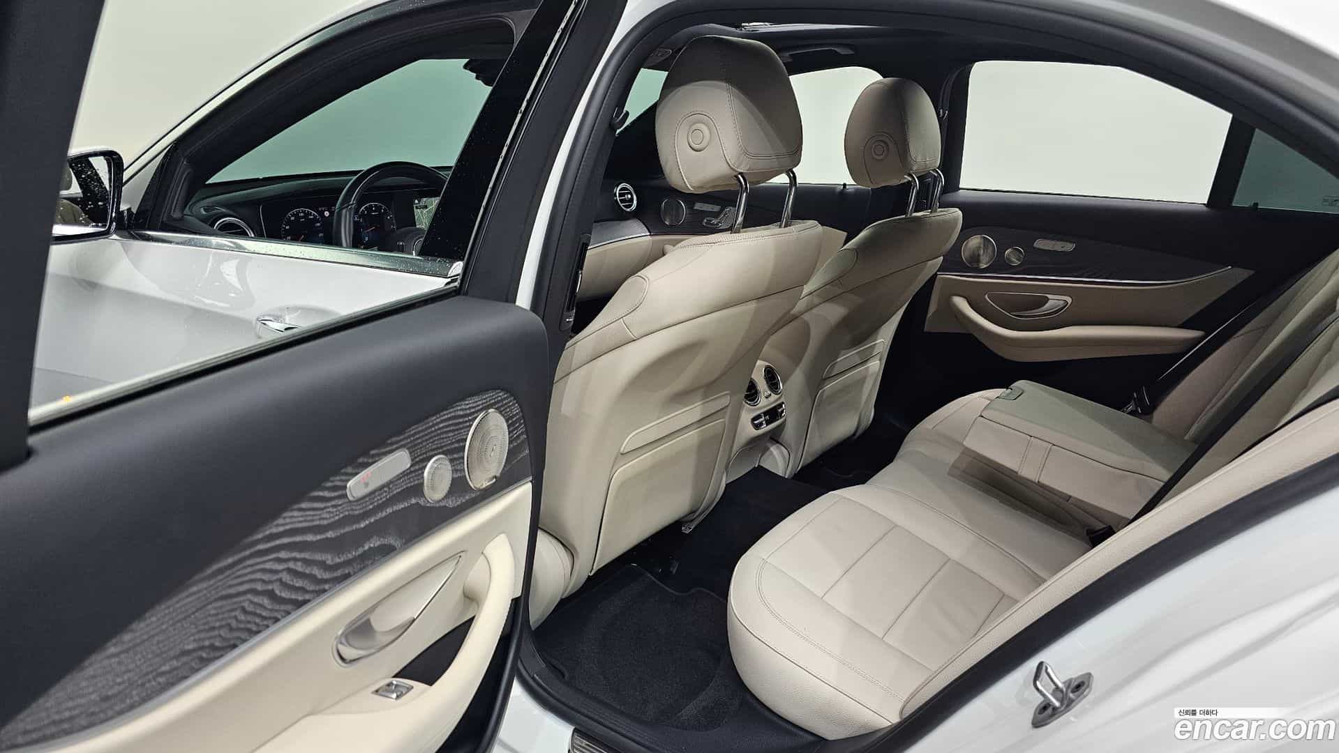 E-Class Mercedes-Benz 2022.6-INNER-036