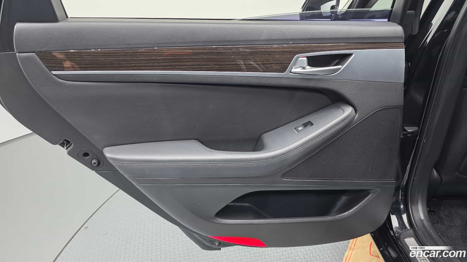 G80 Genesis 2017.0-INNER-035