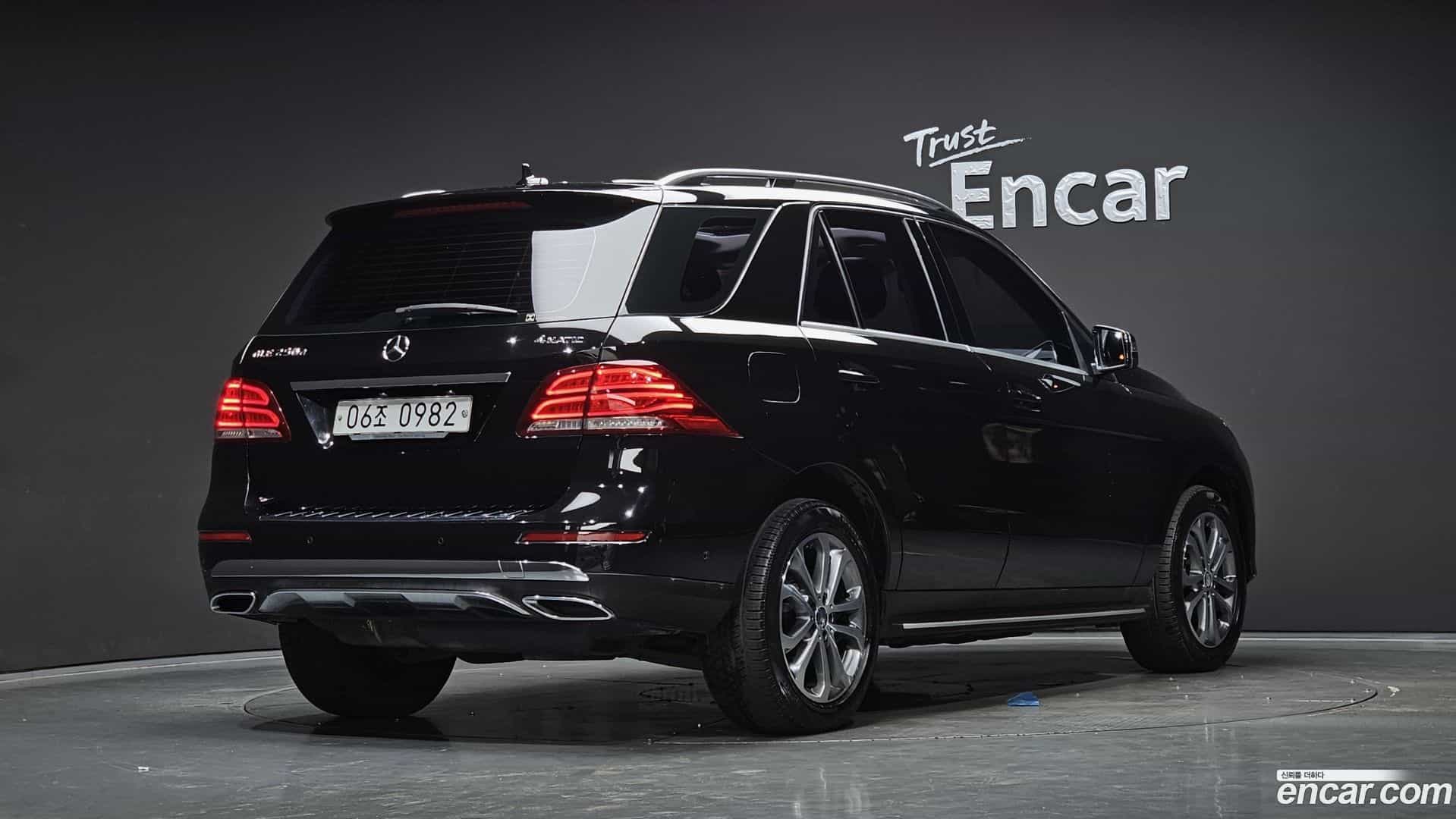 GLE-Class Mercedes-Benz 2016.3-OUTER-002
