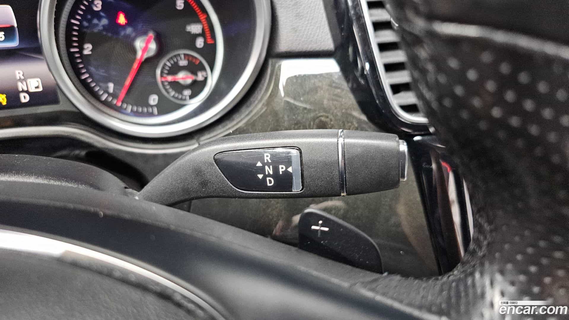 GLE-Class Mercedes-Benz 2016.3-INNER-009