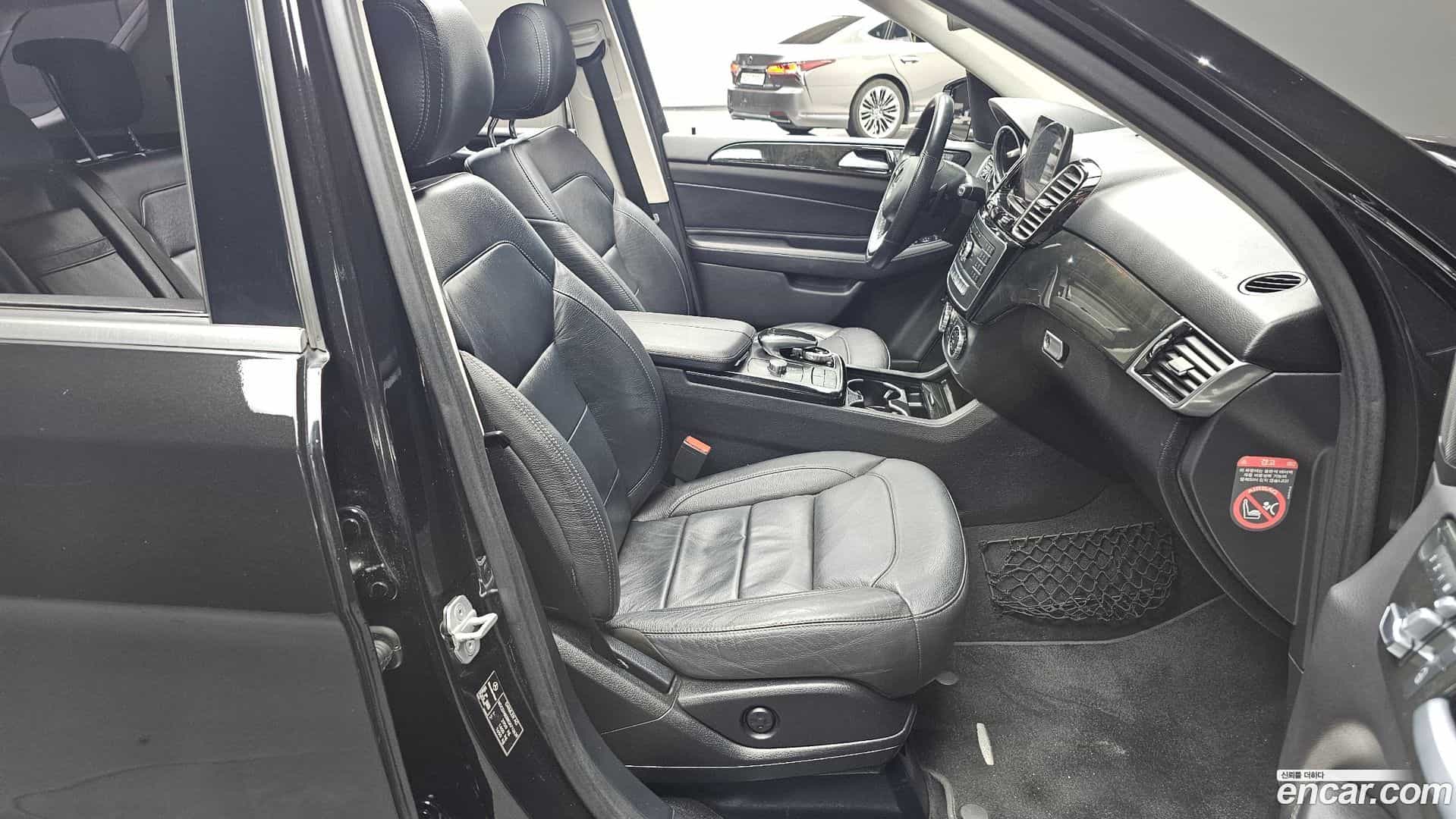 GLE-Class Mercedes-Benz 2016.3-INNER-010