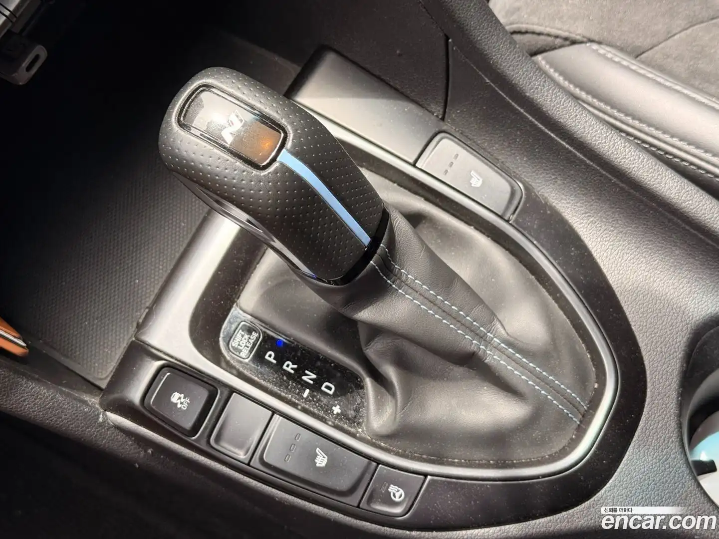 Veloster Hyundai 2021.5-INNER-010