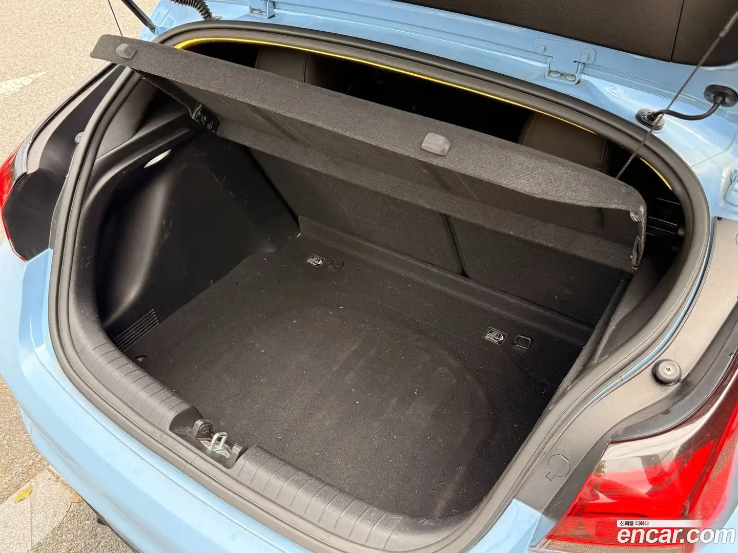 Veloster Hyundai 2021.5-OPTION-022