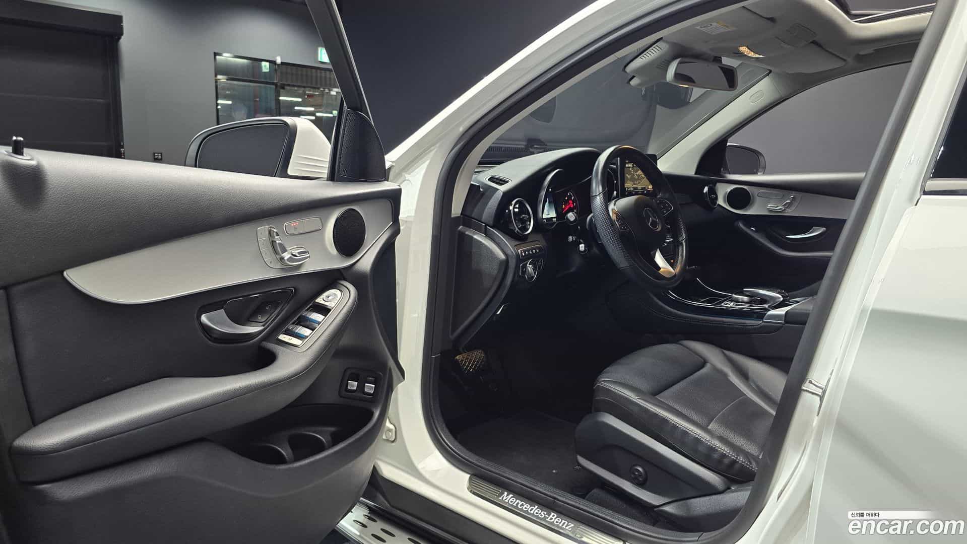 GLC-Class Mercedes-Benz 2019.7-INNER-010