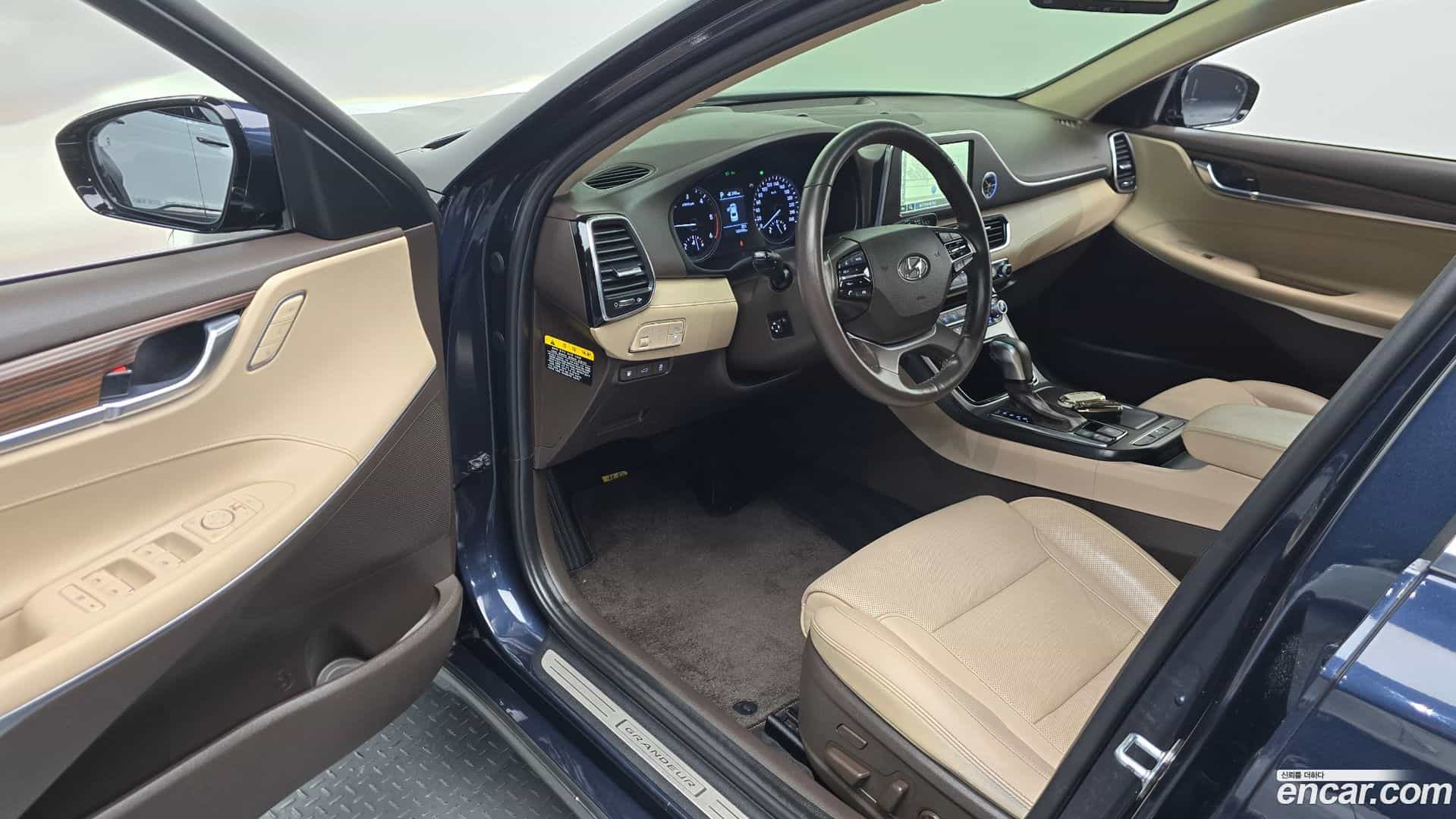 Grandeur Hyundai 2017.1-INNER-010
