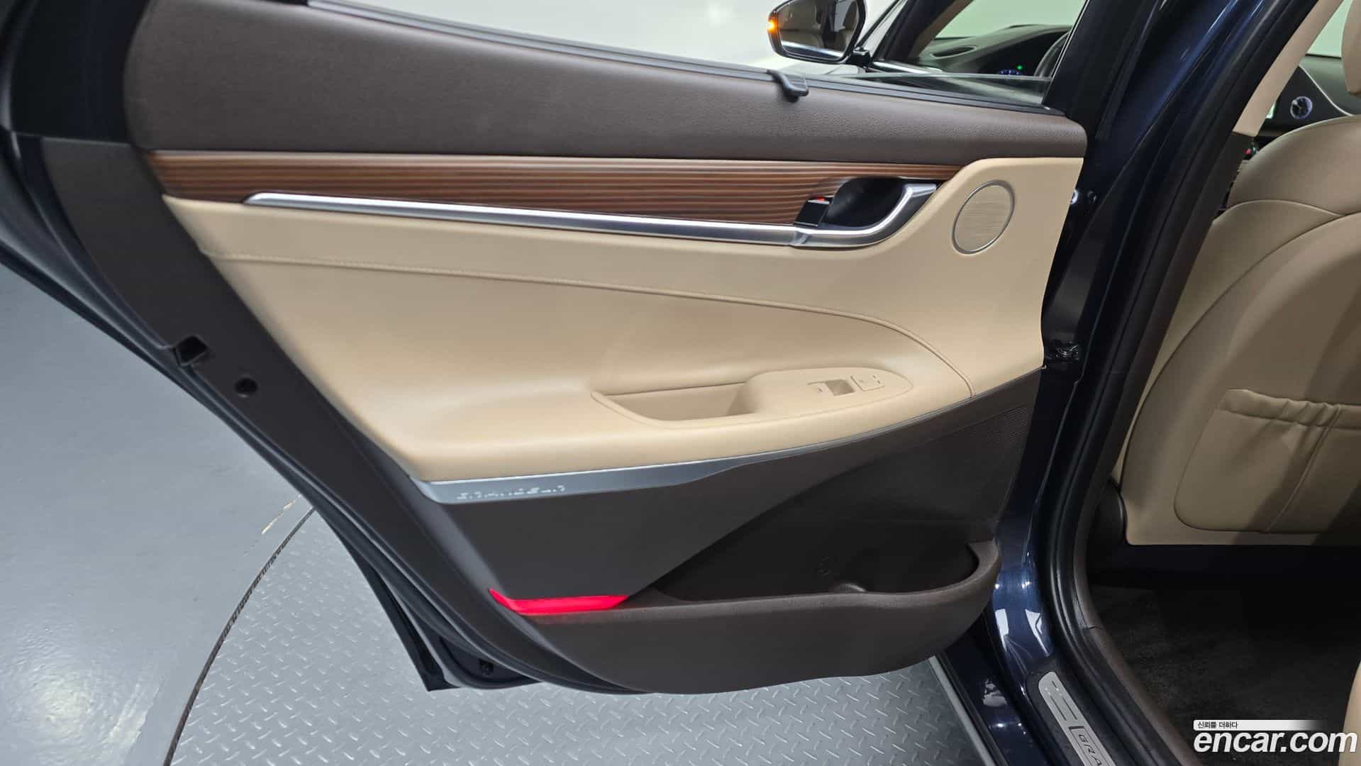 Grandeur Hyundai 2017.1-INNER-035