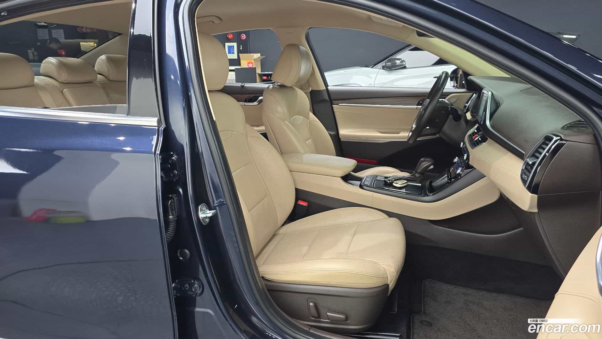 Grandeur Hyundai 2017.1-INNER-036