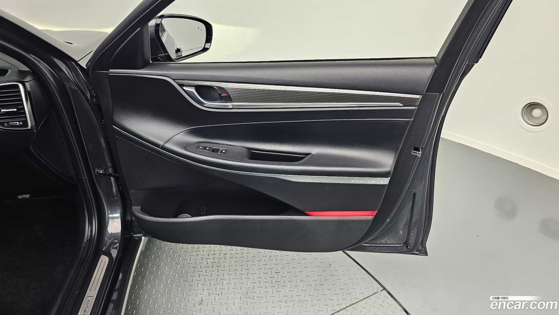 Grandeur Hyundai 2017.1-INNER-034