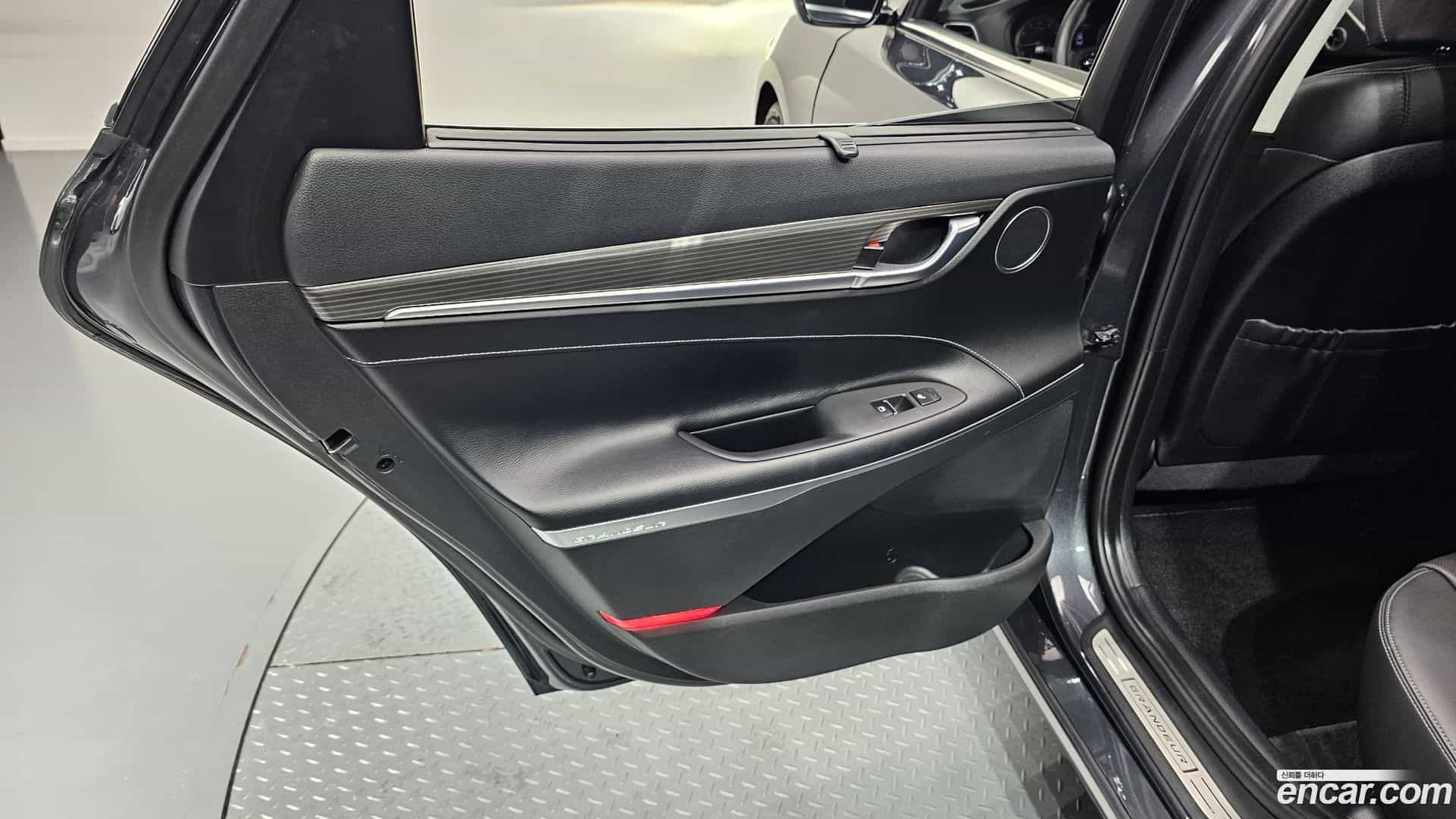 Grandeur Hyundai 2017.1-INNER-035