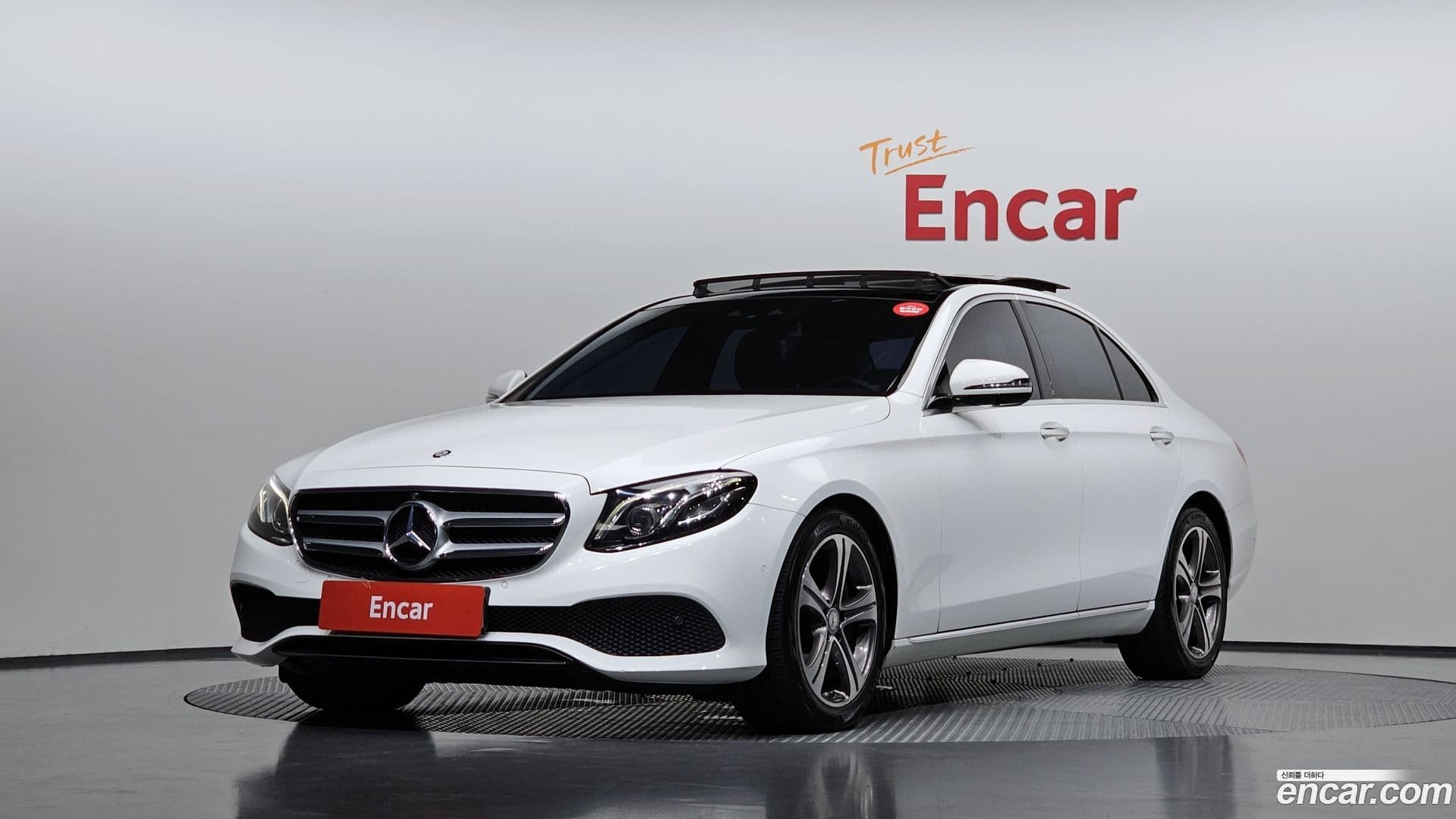 Main__Slider__Photo:E-Class Mercedes-Benz 2016.9-0