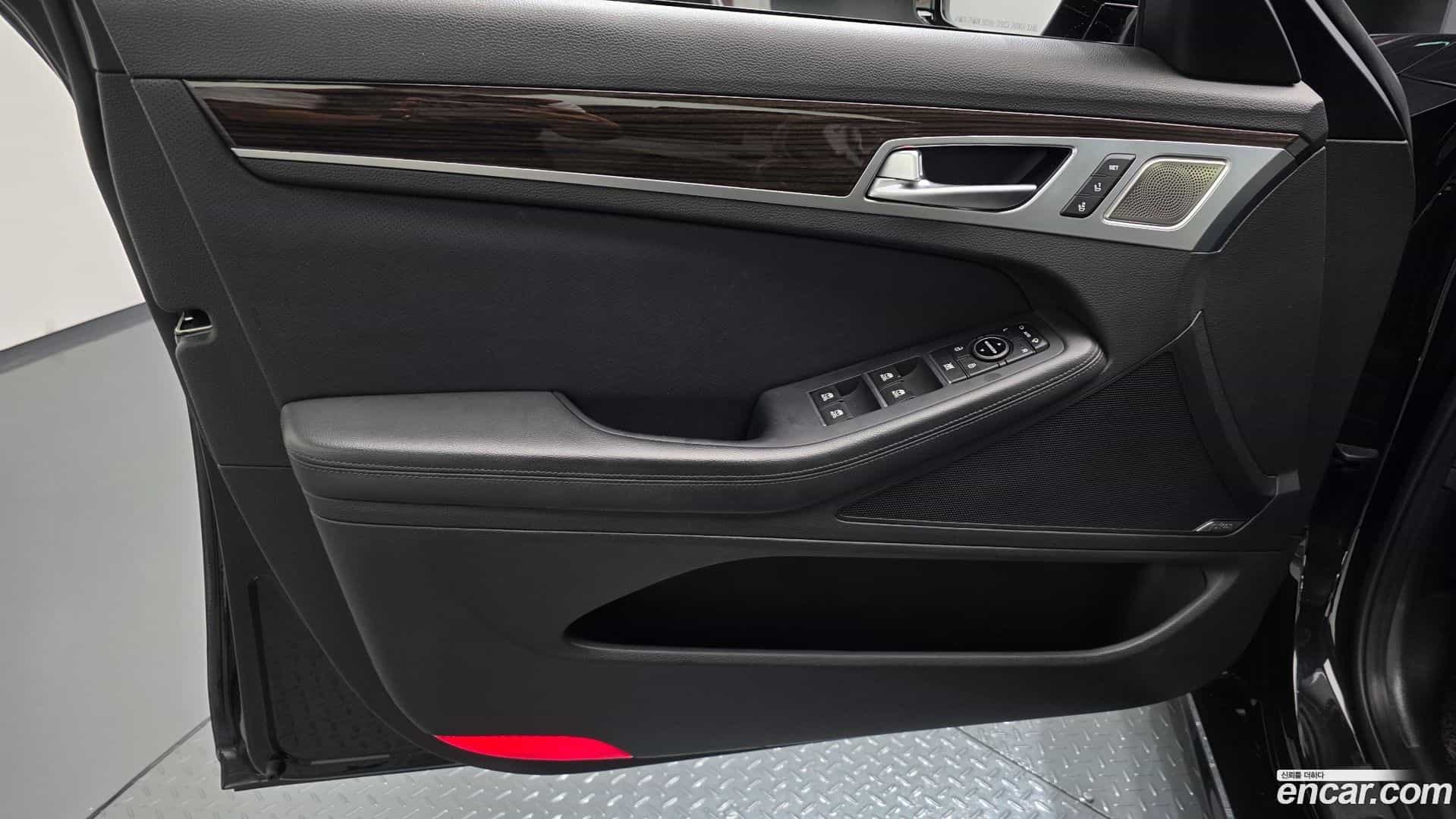 G80 Genesis 2019.0-INNER-034